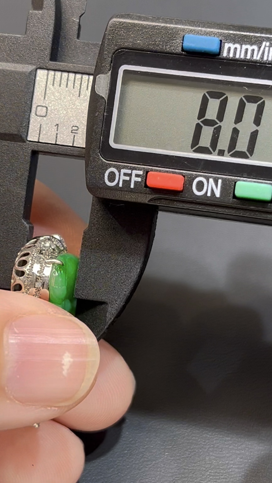 翡翠佛公吊墜|陽綠玉料 × 18K鑽石鑲嵌 × 傳統經典款式 × 女戴佛 × 吸睛翡翠推薦 #758 9 翡翠佛公吊墜|陽綠玉料 × 18K鑽石鑲嵌 × 傳統經典款式 × 女戴佛 × 吸睛翡翠推薦 #758 - Image 9