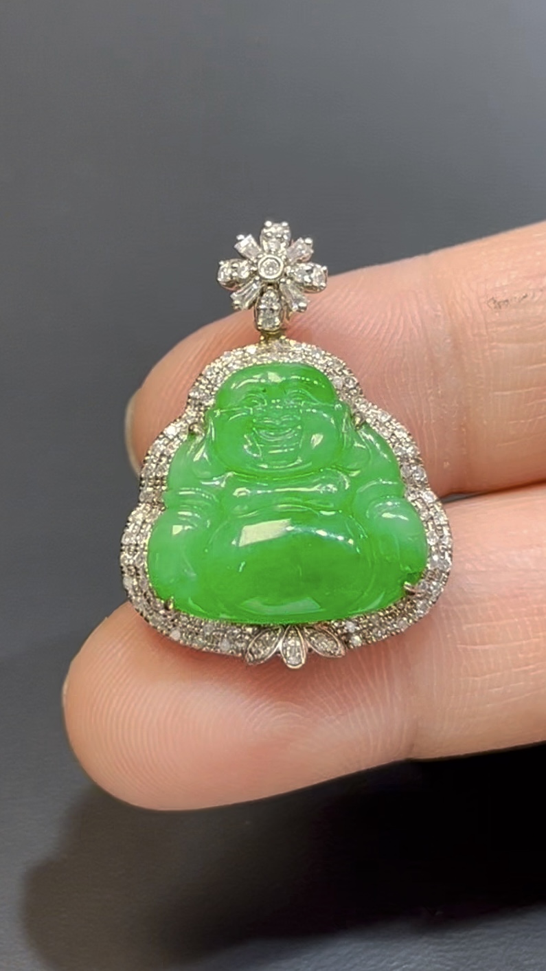翡翠佛公吊墜|陽綠玉料 × 18K鑽石鑲嵌 × 傳統經典款式 × 女戴佛 × 吸睛翡翠推薦 #758 5 翡翠佛公吊墜|陽綠玉料 × 18K鑽石鑲嵌 × 傳統經典款式 × 女戴佛 × 吸睛翡翠推薦 #758 - Image 5