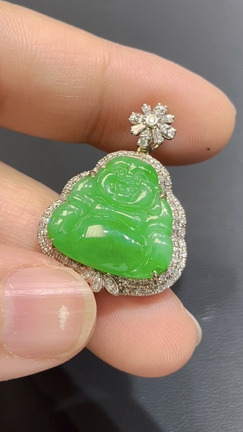 翡翠佛公吊墜|陽綠玉料 × 18K鑽石鑲嵌 × 傳統經典款式 × 女戴佛 × 吸睛翡翠推薦 #758 6 翡翠佛公吊墜|陽綠玉料 × 18K鑽石鑲嵌 × 傳統經典款式 × 女戴佛 × 吸睛翡翠推薦 #758 - Image 6