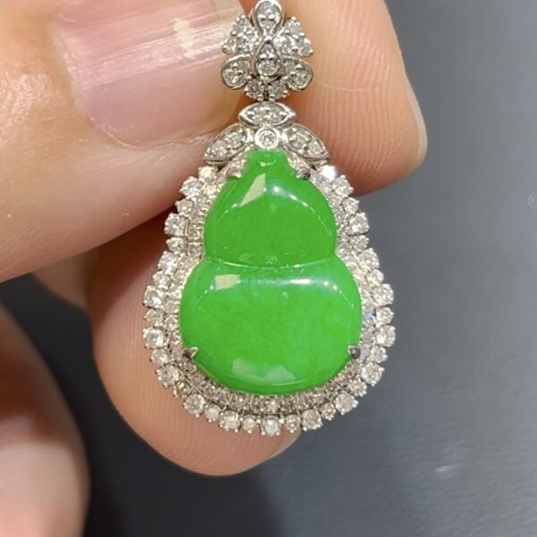 翡翠葫蘆吊墜｜陽綠玉料 × 18K鑽石鑲嵌 × 傳統經典造型 × 女士福氣精品｜吸睛翡翠推薦 #759