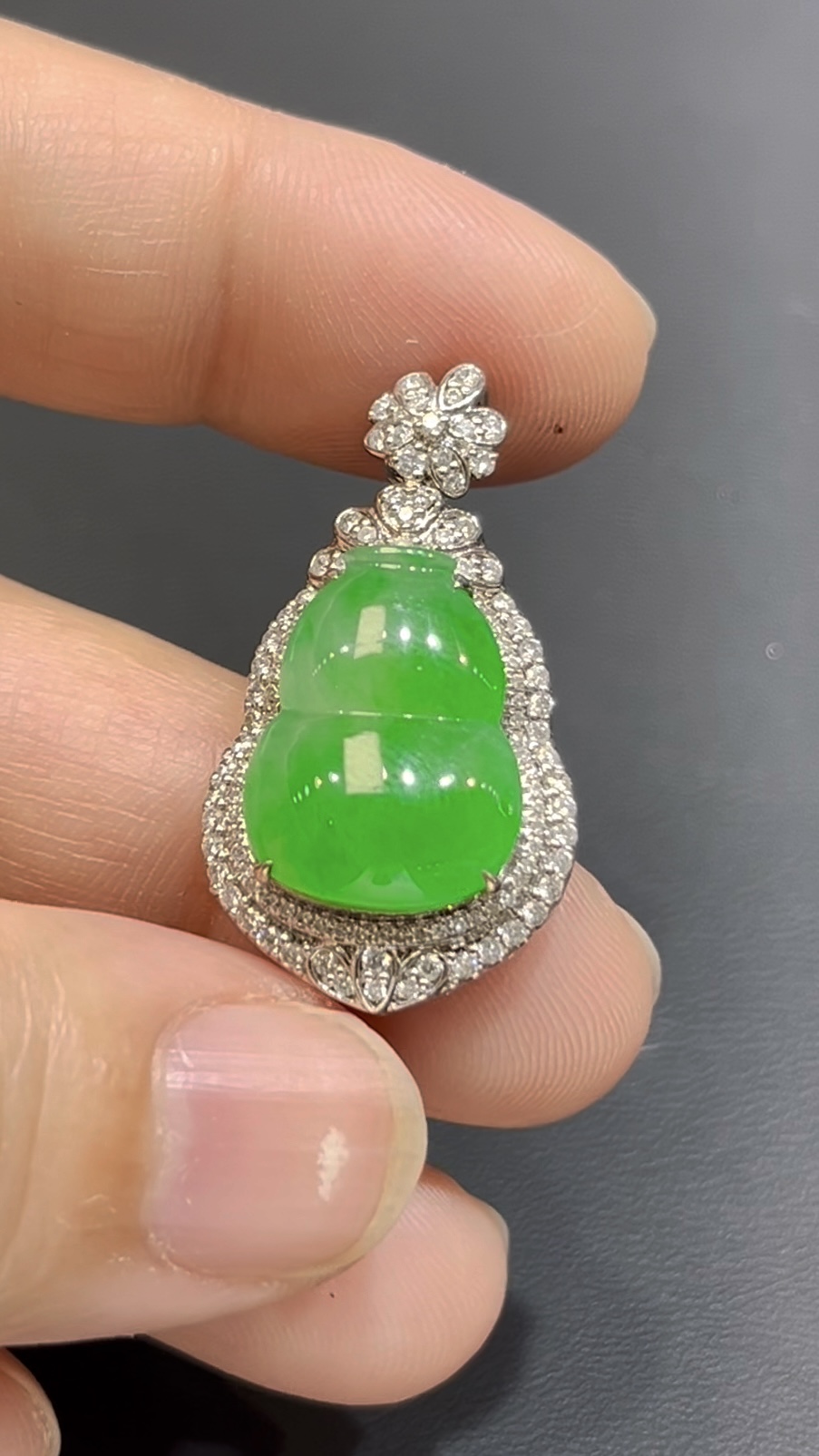翡翠葫蘆吊墜|陽綠玉料 × 水頭特佳 × 18K鑽石鑲嵌 × 女士甜美精品|吸睛翡翠推薦 #760 2 翡翠葫蘆吊墜|陽綠玉料 × 水頭特佳 × 18K鑽石鑲嵌 × 女士甜美精品|吸睛翡翠推薦 #760 - Image 2