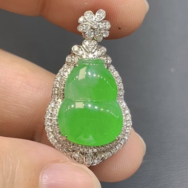 翡翠葫蘆吊墜｜陽綠玉料 × 水頭特佳 × 18K鑽石鑲嵌 × 女士甜美精品｜吸睛翡翠推薦 #760