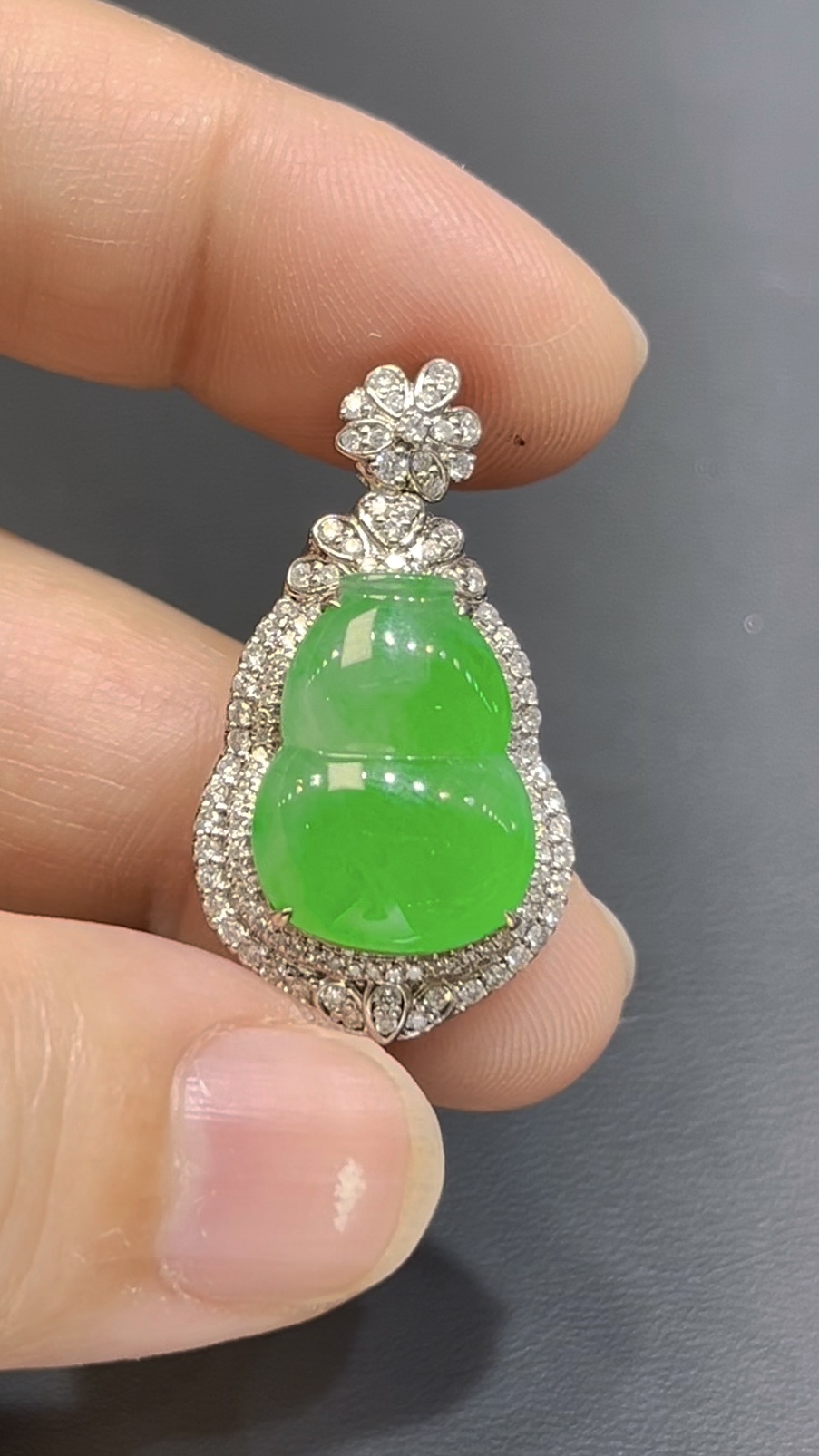 翡翠葫蘆吊墜|陽綠玉料 × 水頭特佳 × 18K鑽石鑲嵌 × 女士甜美精品|吸睛翡翠推薦 #760 1 翡翠葫蘆吊墜|陽綠玉料 × 水頭特佳 × 18K鑽石鑲嵌 × 女士甜美精品|吸睛翡翠推薦 #760