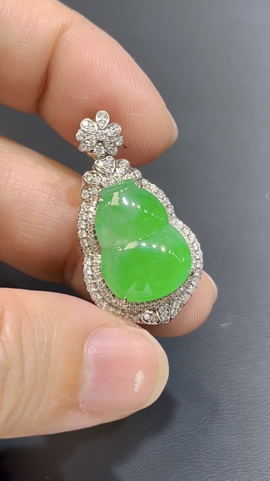 翡翠葫蘆吊墜|陽綠玉料 × 水頭特佳 × 18K鑽石鑲嵌 × 女士甜美精品|吸睛翡翠推薦 #760 4 翡翠葫蘆吊墜|陽綠玉料 × 水頭特佳 × 18K鑽石鑲嵌 × 女士甜美精品|吸睛翡翠推薦 #760 - Image 4