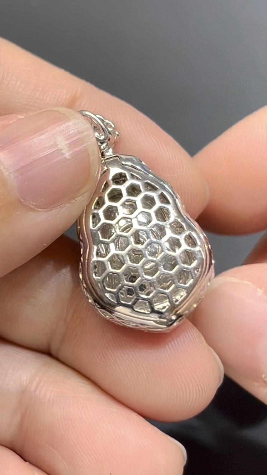 翡翠葫蘆吊墜|陽綠玉料 × 水頭特佳 × 18K鑽石鑲嵌 × 女士甜美精品|吸睛翡翠推薦 #760 7 翡翠葫蘆吊墜|陽綠玉料 × 水頭特佳 × 18K鑽石鑲嵌 × 女士甜美精品|吸睛翡翠推薦 #760 - Image 7