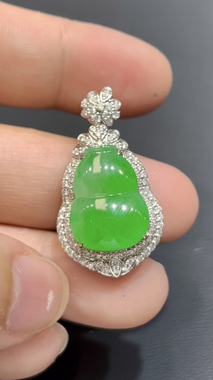 翡翠葫蘆吊墜|陽綠玉料 × 水頭特佳 × 18K鑽石鑲嵌 × 女士甜美精品|吸睛翡翠推薦 #760 5 翡翠葫蘆吊墜|陽綠玉料 × 水頭特佳 × 18K鑽石鑲嵌 × 女士甜美精品|吸睛翡翠推薦 #760 - Image 5