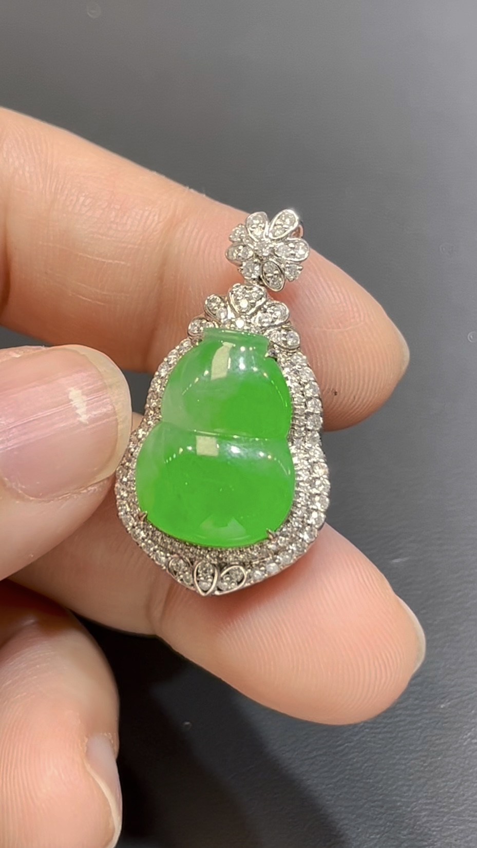 翡翠葫蘆吊墜|陽綠玉料 × 水頭特佳 × 18K鑽石鑲嵌 × 女士甜美精品|吸睛翡翠推薦 #760 6 翡翠葫蘆吊墜|陽綠玉料 × 水頭特佳 × 18K鑽石鑲嵌 × 女士甜美精品|吸睛翡翠推薦 #760 - Image 6