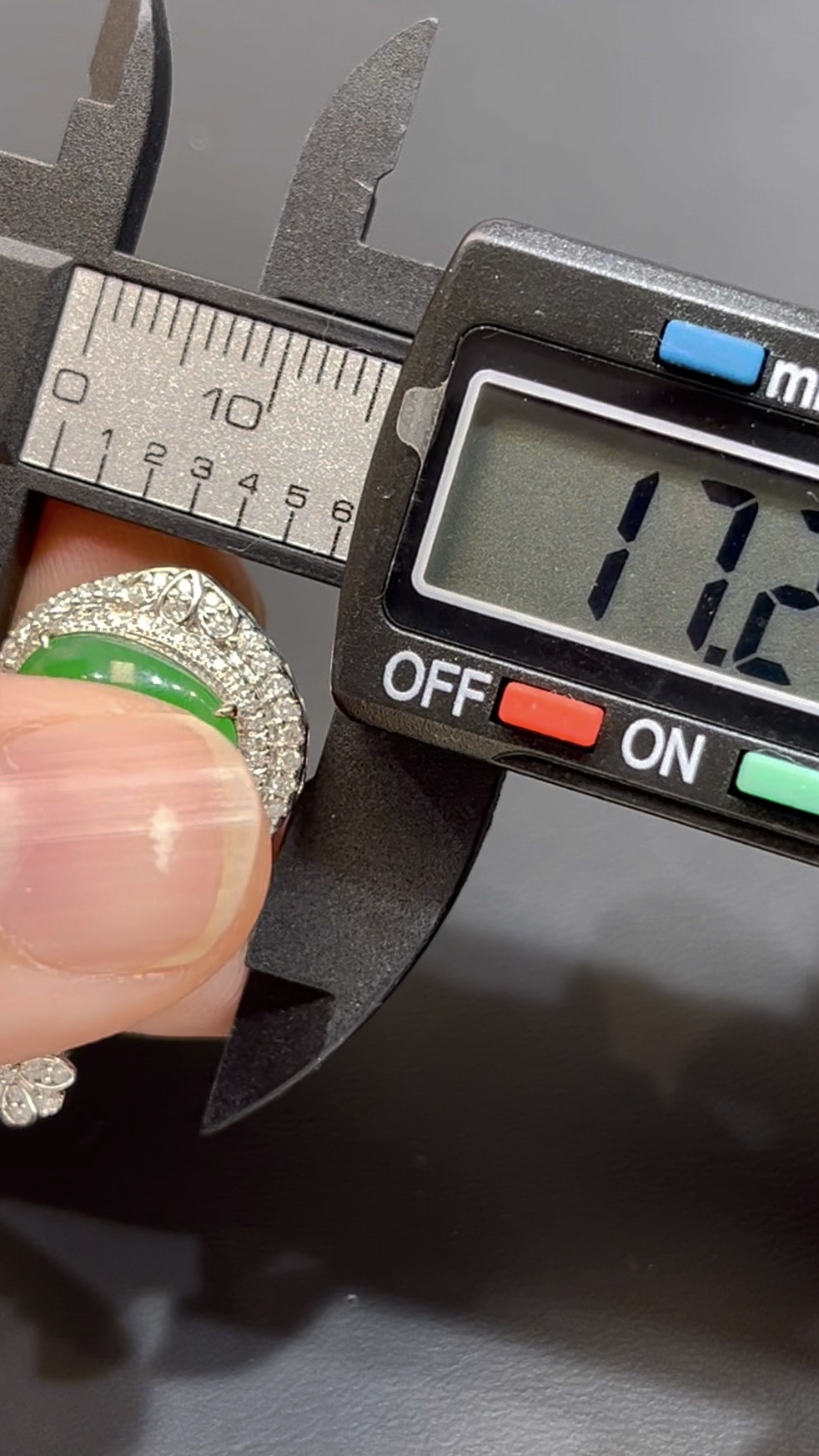 翡翠葫蘆吊墜|陽綠玉料 × 水頭特佳 × 18K鑽石鑲嵌 × 女士甜美精品|吸睛翡翠推薦 #760 10 翡翠葫蘆吊墜|陽綠玉料 × 水頭特佳 × 18K鑽石鑲嵌 × 女士甜美精品|吸睛翡翠推薦 #760 - Image 10