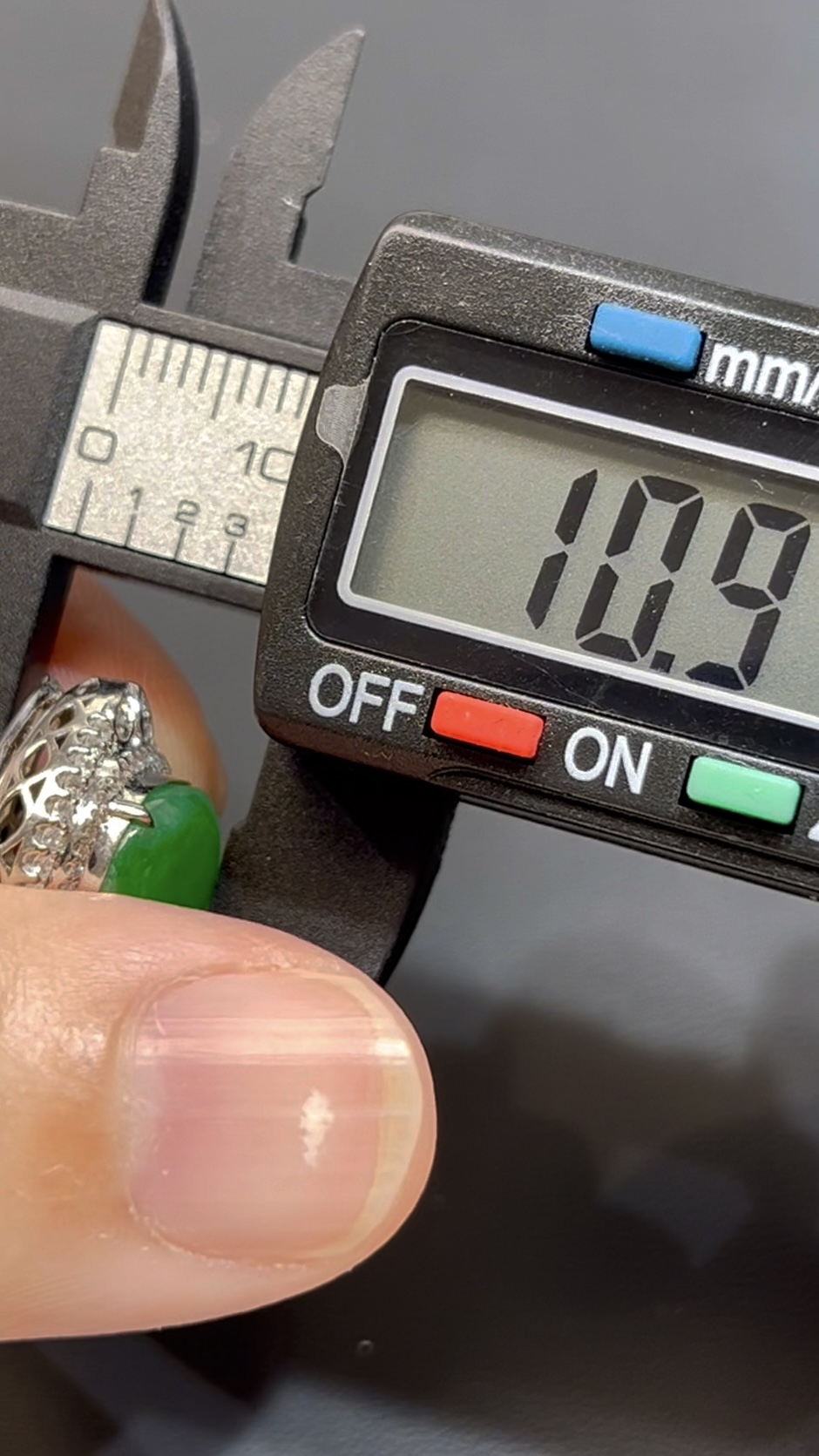 翡翠葫蘆吊墜|陽綠玉料 × 水頭特佳 × 18K鑽石鑲嵌 × 女士甜美精品|吸睛翡翠推薦 #760 11 翡翠葫蘆吊墜|陽綠玉料 × 水頭特佳 × 18K鑽石鑲嵌 × 女士甜美精品|吸睛翡翠推薦 #760 - Image 11