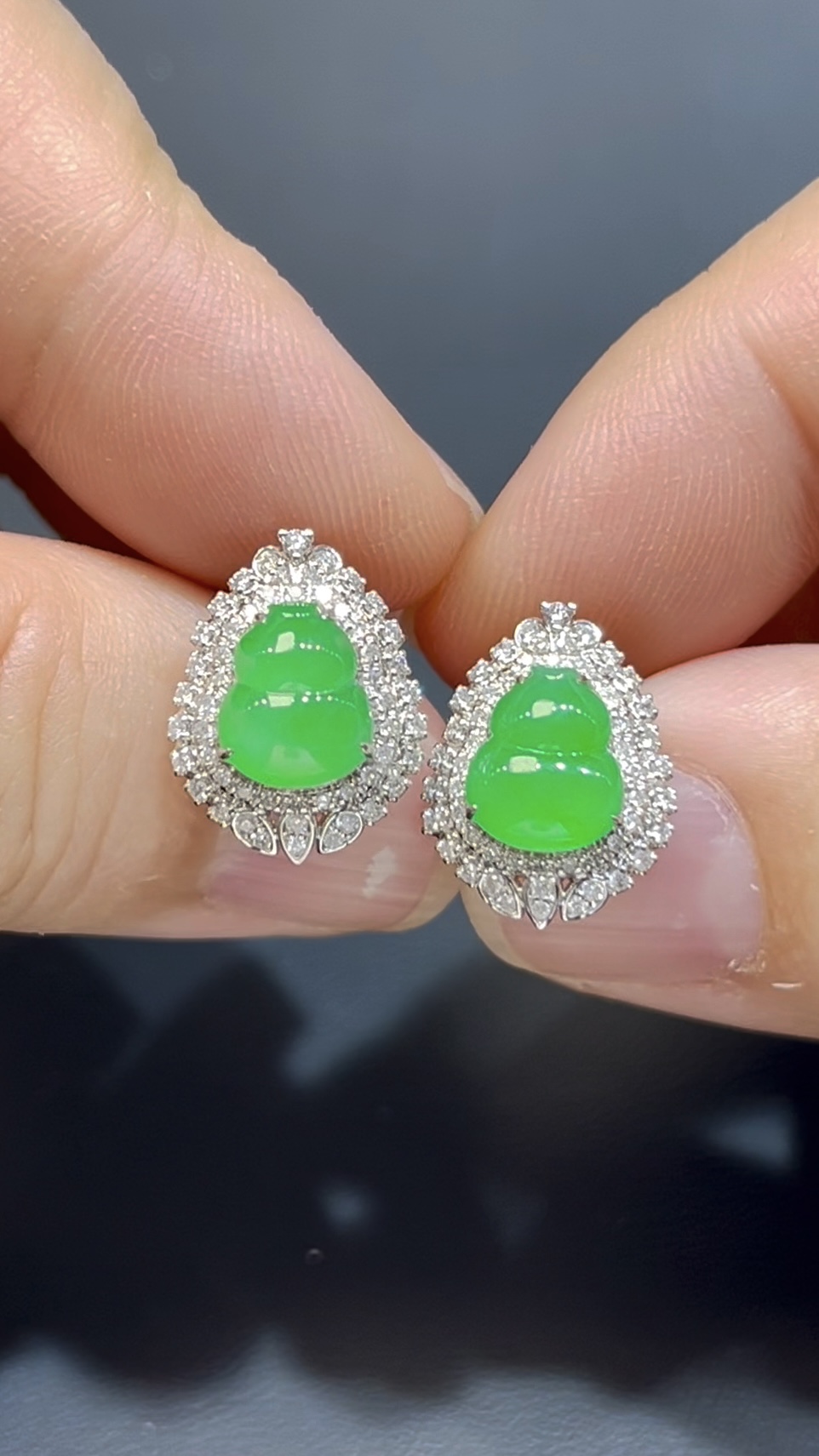 翡翠葫蘆耳環|陽綠玉料 × 水頭特佳 × 18K鑽石鑲嵌 × 耳邊搶眼福氣精品|吸睛翡翠推薦 #761 2 翡翠葫蘆耳環|陽綠玉料 × 水頭特佳 × 18K鑽石鑲嵌 × 耳邊搶眼福氣精品|吸睛翡翠推薦 #761 - Image 2
