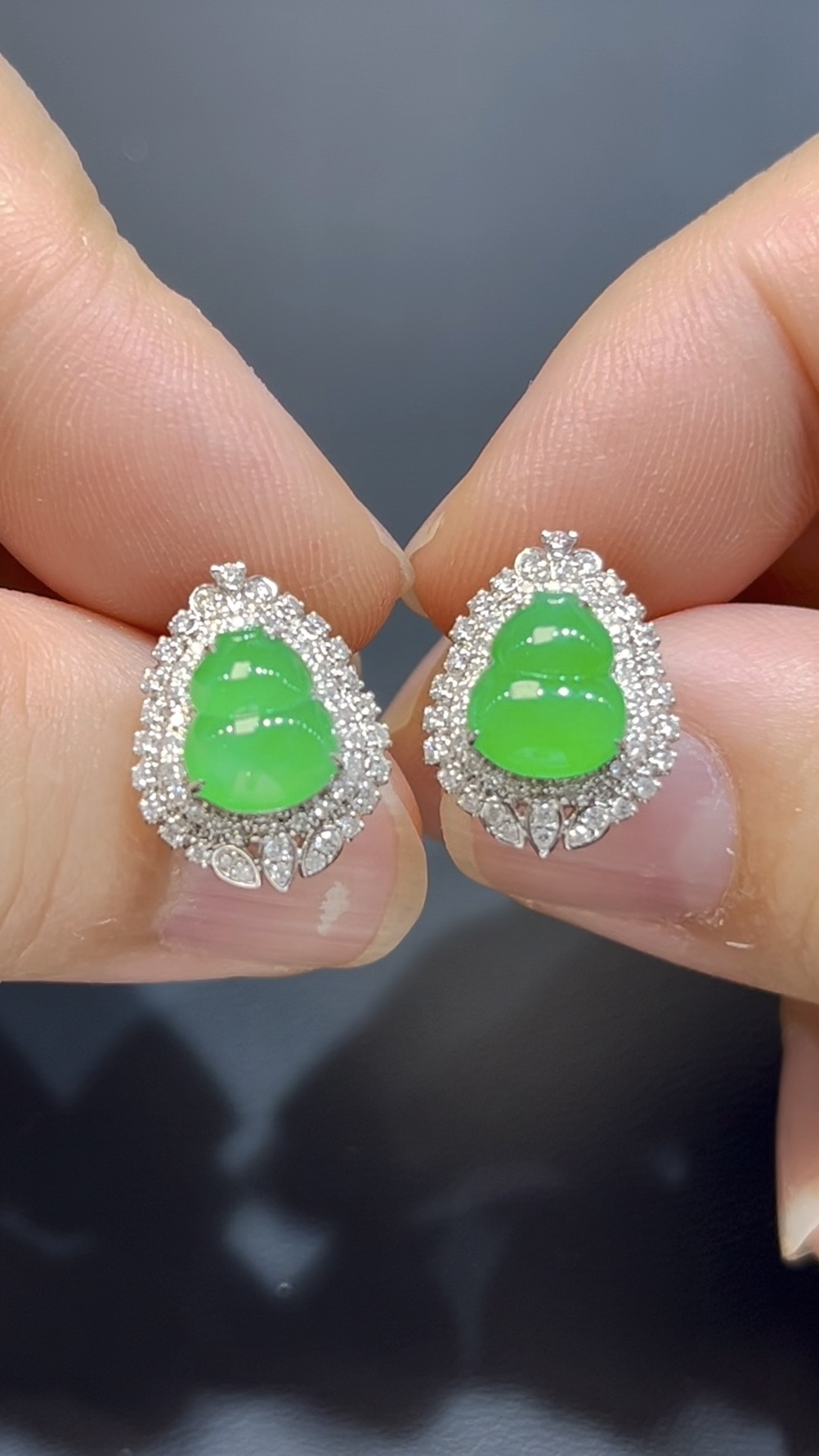翡翠葫蘆耳環|陽綠玉料 × 水頭特佳 × 18K鑽石鑲嵌 × 耳邊搶眼福氣精品|吸睛翡翠推薦 #761 3 翡翠葫蘆耳環|陽綠玉料 × 水頭特佳 × 18K鑽石鑲嵌 × 耳邊搶眼福氣精品|吸睛翡翠推薦 #761 - Image 3