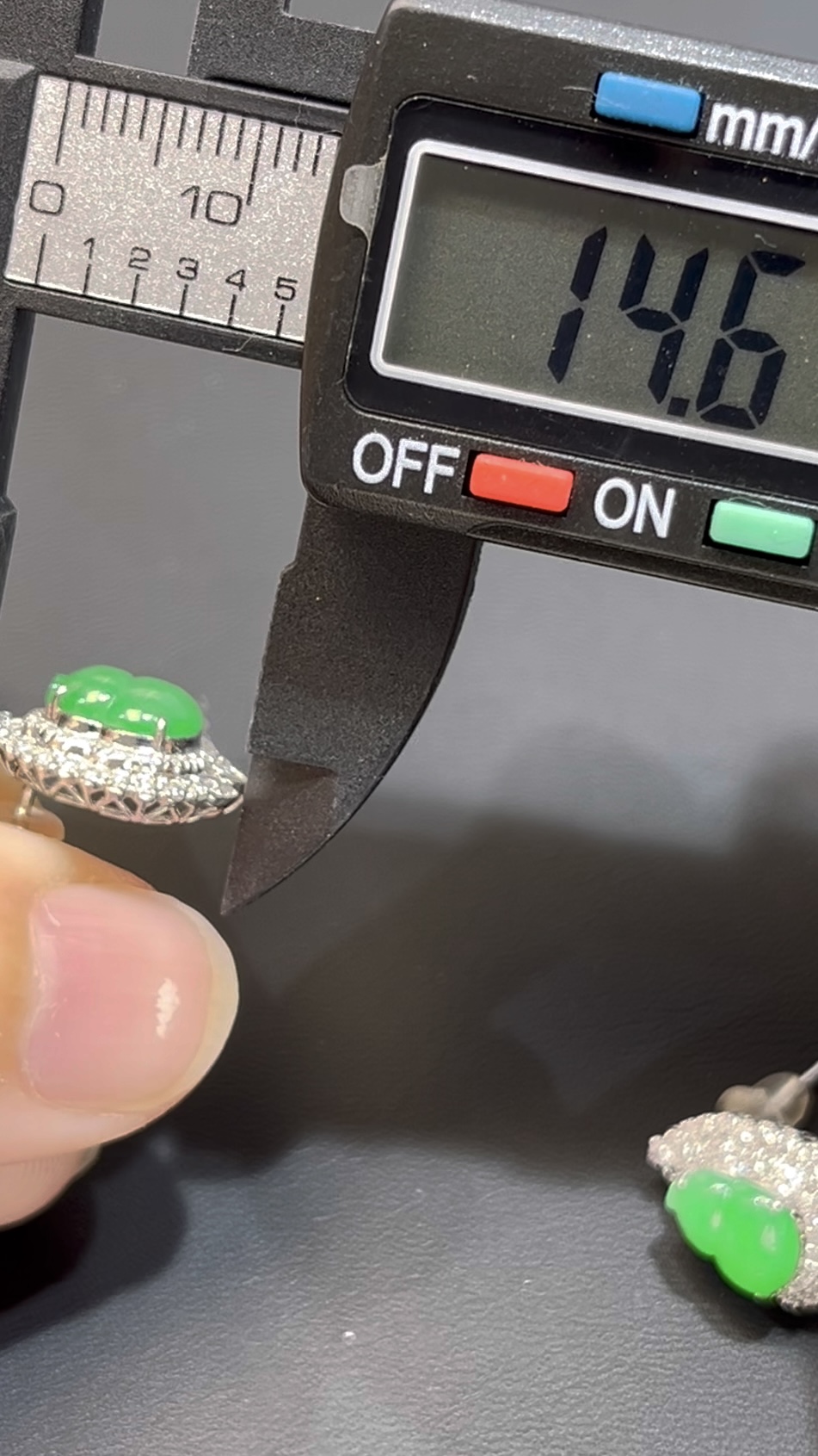 翡翠葫蘆耳環|陽綠玉料 × 水頭特佳 × 18K鑽石鑲嵌 × 耳邊搶眼福氣精品|吸睛翡翠推薦 #761 6 翡翠葫蘆耳環|陽綠玉料 × 水頭特佳 × 18K鑽石鑲嵌 × 耳邊搶眼福氣精品|吸睛翡翠推薦 #761 - Image 6