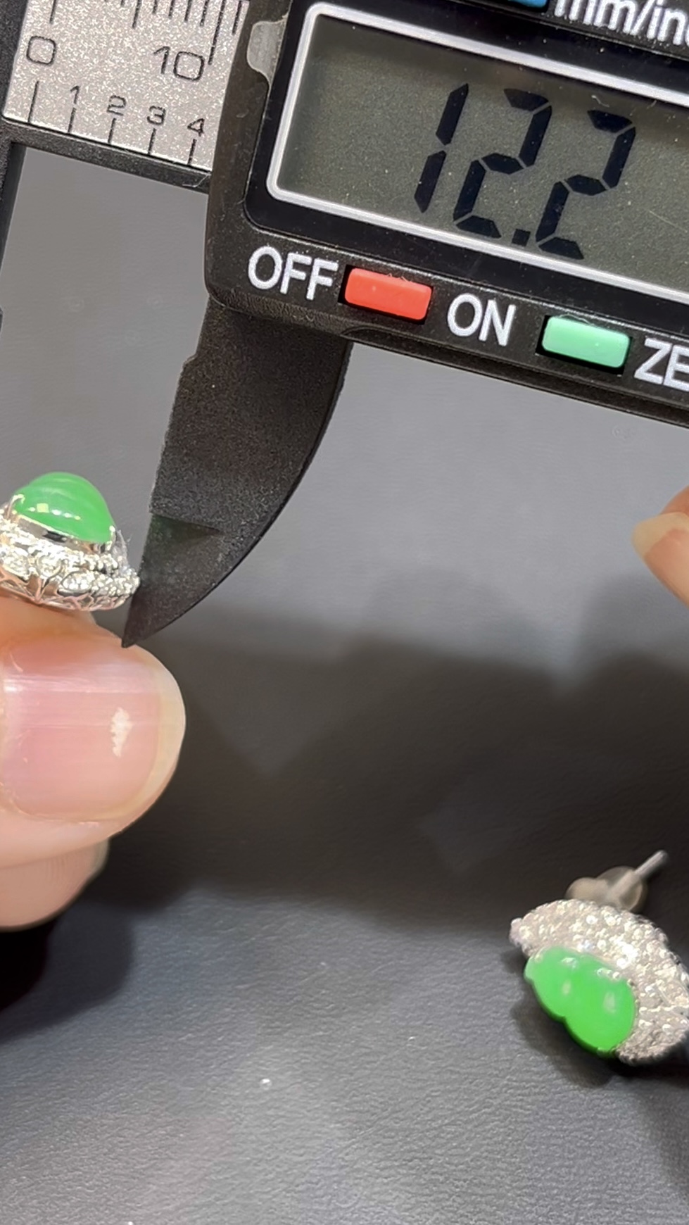 翡翠葫蘆耳環|陽綠玉料 × 水頭特佳 × 18K鑽石鑲嵌 × 耳邊搶眼福氣精品|吸睛翡翠推薦 #761 7 翡翠葫蘆耳環|陽綠玉料 × 水頭特佳 × 18K鑽石鑲嵌 × 耳邊搶眼福氣精品|吸睛翡翠推薦 #761 - Image 7