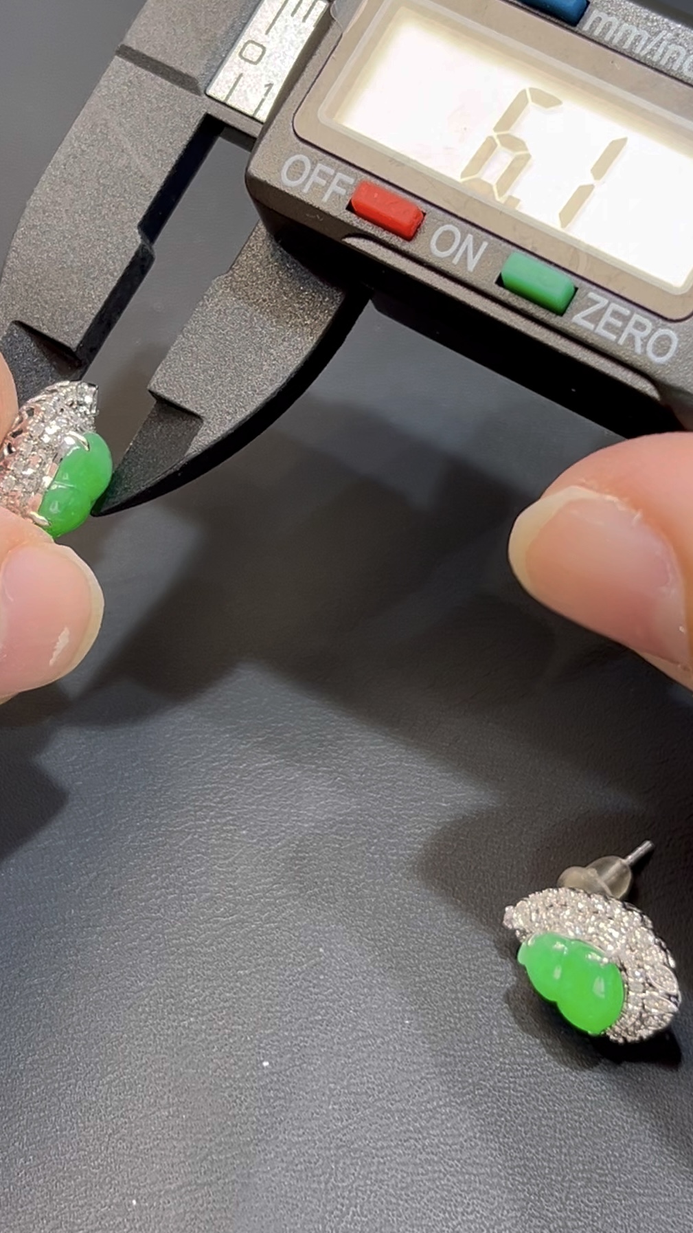 翡翠葫蘆耳環|陽綠玉料 × 水頭特佳 × 18K鑽石鑲嵌 × 耳邊搶眼福氣精品|吸睛翡翠推薦 #761 8 翡翠葫蘆耳環|陽綠玉料 × 水頭特佳 × 18K鑽石鑲嵌 × 耳邊搶眼福氣精品|吸睛翡翠推薦 #761 - Image 8