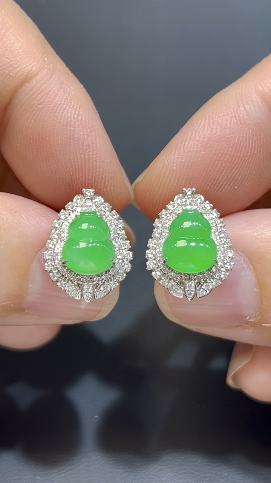 翡翠葫蘆耳環|陽綠玉料 × 水頭特佳 × 18K鑽石鑲嵌 × 耳邊搶眼福氣精品|吸睛翡翠推薦 #761 4 翡翠葫蘆耳環|陽綠玉料 × 水頭特佳 × 18K鑽石鑲嵌 × 耳邊搶眼福氣精品|吸睛翡翠推薦 #761 - Image 4