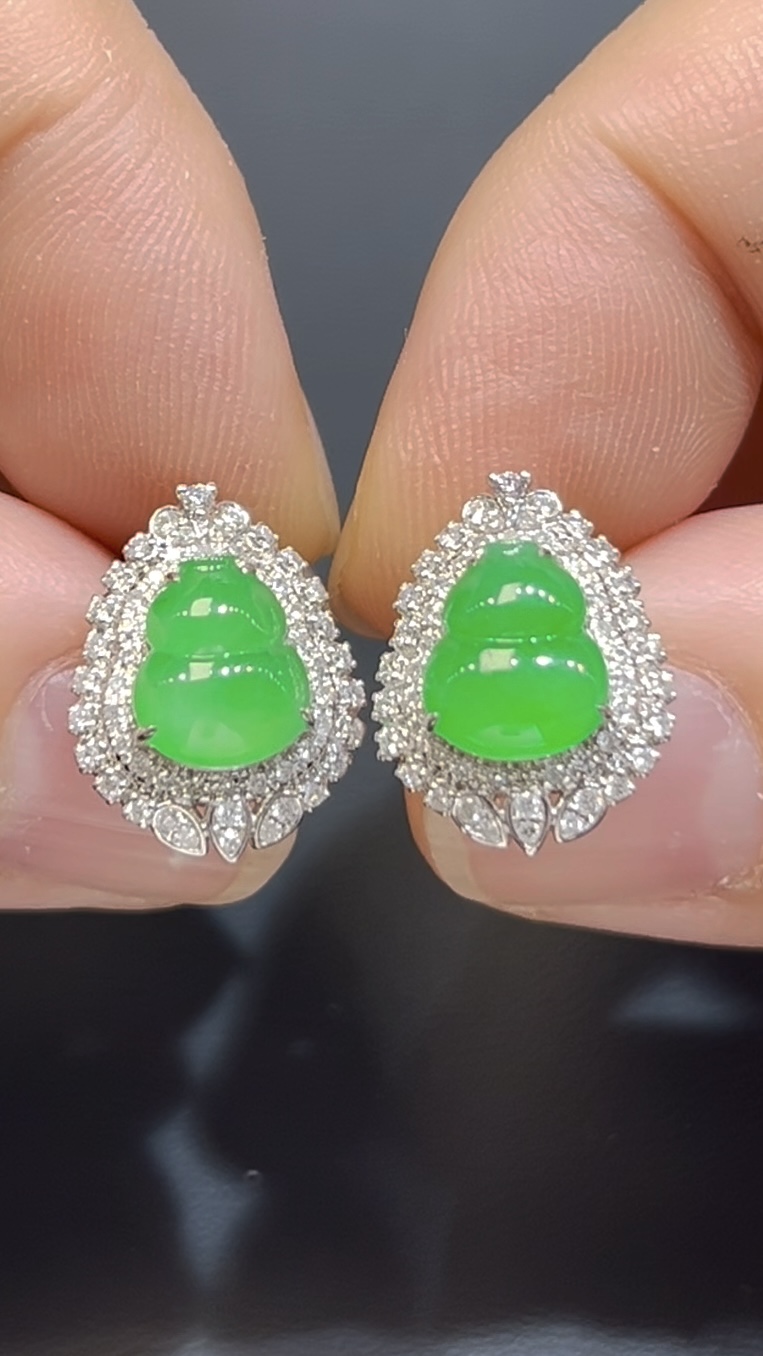 翡翠葫蘆耳環|陽綠玉料 × 水頭特佳 × 18K鑽石鑲嵌 × 耳邊搶眼福氣精品|吸睛翡翠推薦 #761 1 翡翠葫蘆耳環|陽綠玉料 × 水頭特佳 × 18K鑽石鑲嵌 × 耳邊搶眼福氣精品|吸睛翡翠推薦 #761