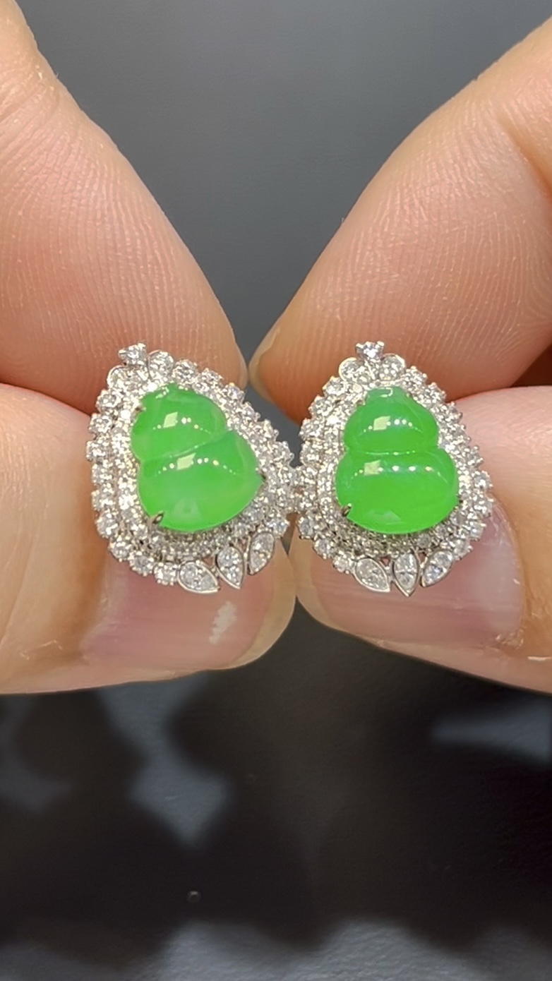 翡翠葫蘆耳環|陽綠玉料 × 水頭特佳 × 18K鑽石鑲嵌 × 耳邊搶眼福氣精品|吸睛翡翠推薦 #761 5 翡翠葫蘆耳環|陽綠玉料 × 水頭特佳 × 18K鑽石鑲嵌 × 耳邊搶眼福氣精品|吸睛翡翠推薦 #761 - Image 5