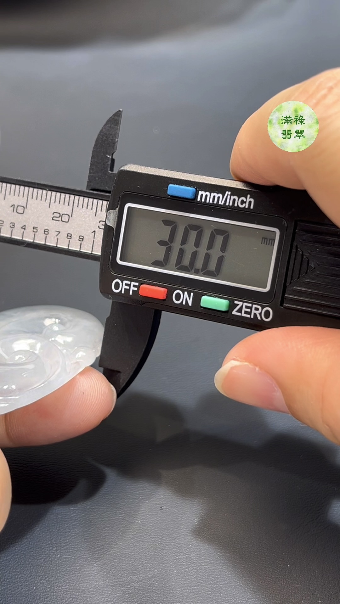 翡翠如意吊墜|白色通透玉料 × 水頭特佳 × 清雅造型 × 吉祥寓意 × 高質感翡翠推薦 #764 10 翡翠如意吊墜|白色通透玉料 × 水頭特佳 × 清雅造型 × 吉祥寓意 × 高質感翡翠推薦 #764 - Image 10