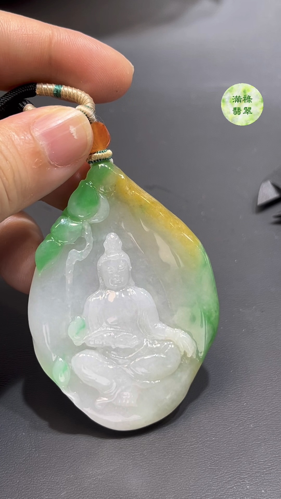 雙彩翡翠觀音吊墜 編號#770|一抹綠 × 一抹黃 × 冰潤玉質|靈性守護 限量推薦 2 雙彩翡翠觀音吊墜 編號#770|一抹綠 × 一抹黃 × 冰潤玉質|靈性守護 限量推薦 - Image 2