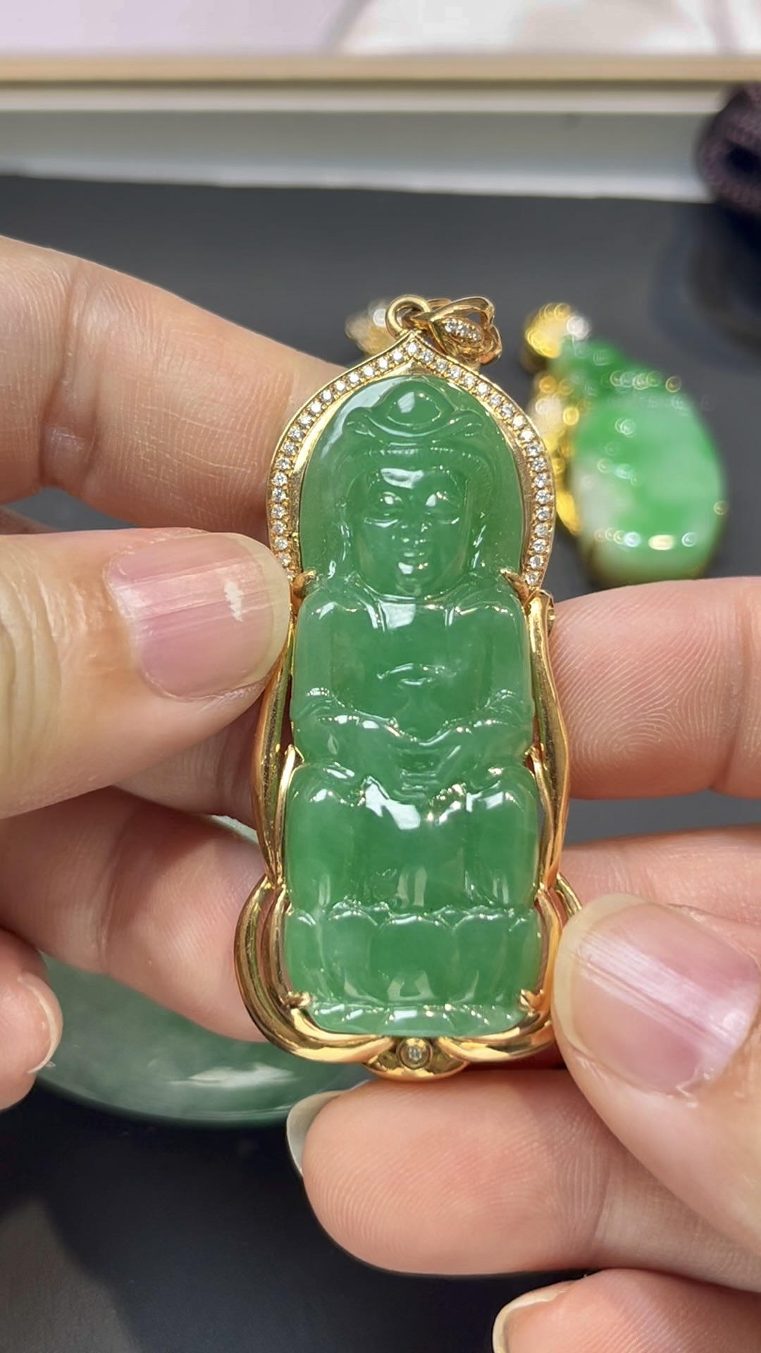 翡翠觀音吊墜|滿綠玉料 × 色澤均勻 × 18K黃金重金鑲嵌 × 守護典藏精品|翡翠推薦 #772 2 翡翠觀音吊墜|滿綠玉料 × 色澤均勻 × 18K黃金重金鑲嵌 × 守護典藏精品|翡翠推薦 #772 - Image 2