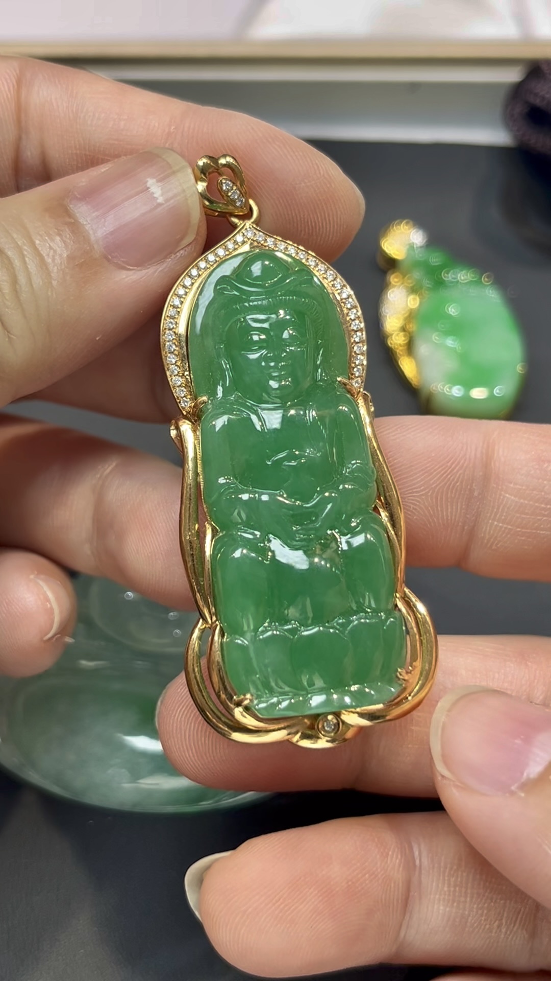 翡翠觀音吊墜|滿綠玉料 × 色澤均勻 × 18K黃金重金鑲嵌 × 守護典藏精品|翡翠推薦 #772 3 翡翠觀音吊墜|滿綠玉料 × 色澤均勻 × 18K黃金重金鑲嵌 × 守護典藏精品|翡翠推薦 #772 - Image 3