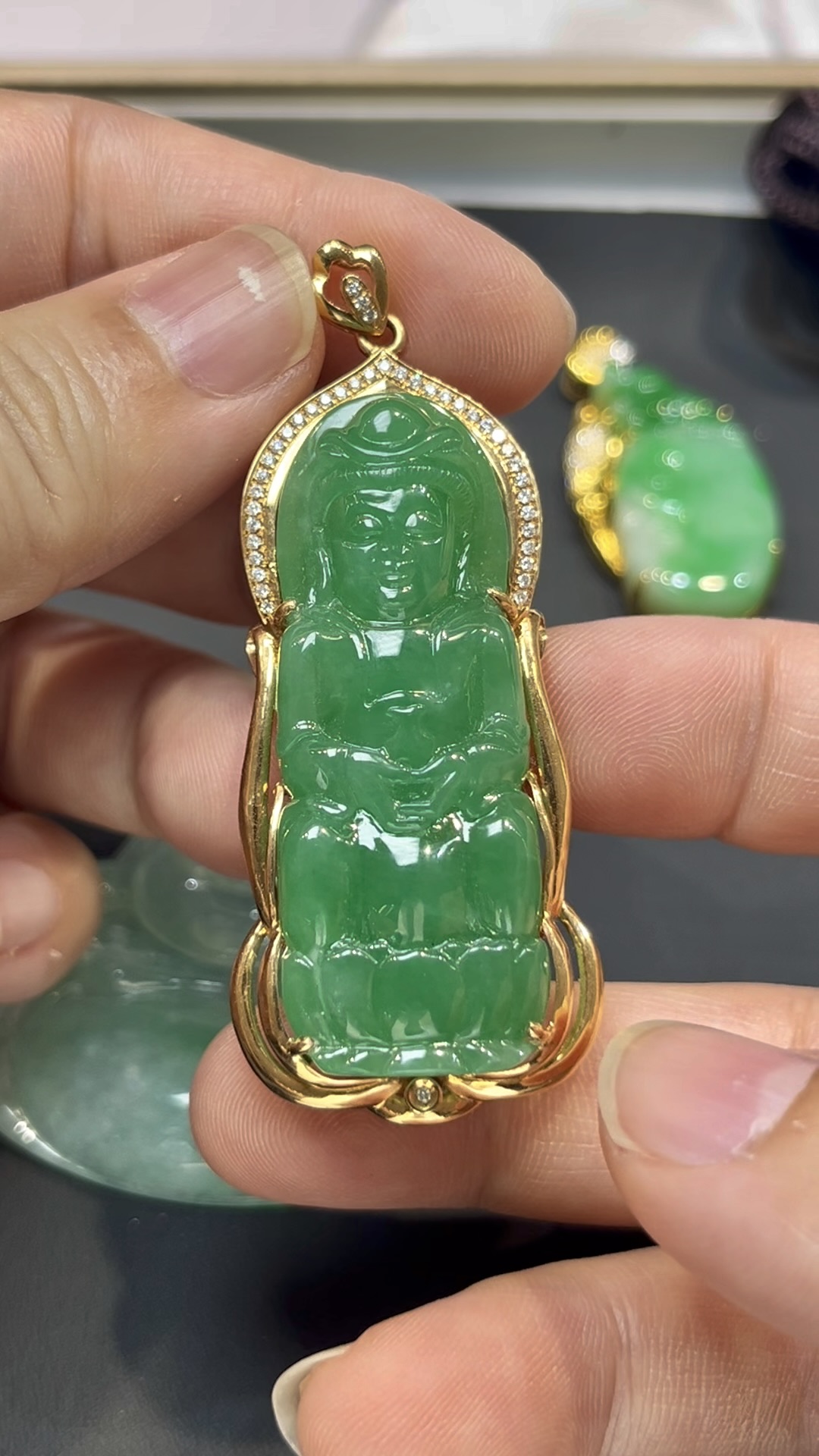 翡翠觀音吊墜|滿綠玉料 × 色澤均勻 × 18K黃金重金鑲嵌 × 守護典藏精品|翡翠推薦 #772 4 翡翠觀音吊墜|滿綠玉料 × 色澤均勻 × 18K黃金重金鑲嵌 × 守護典藏精品|翡翠推薦 #772 - Image 4
