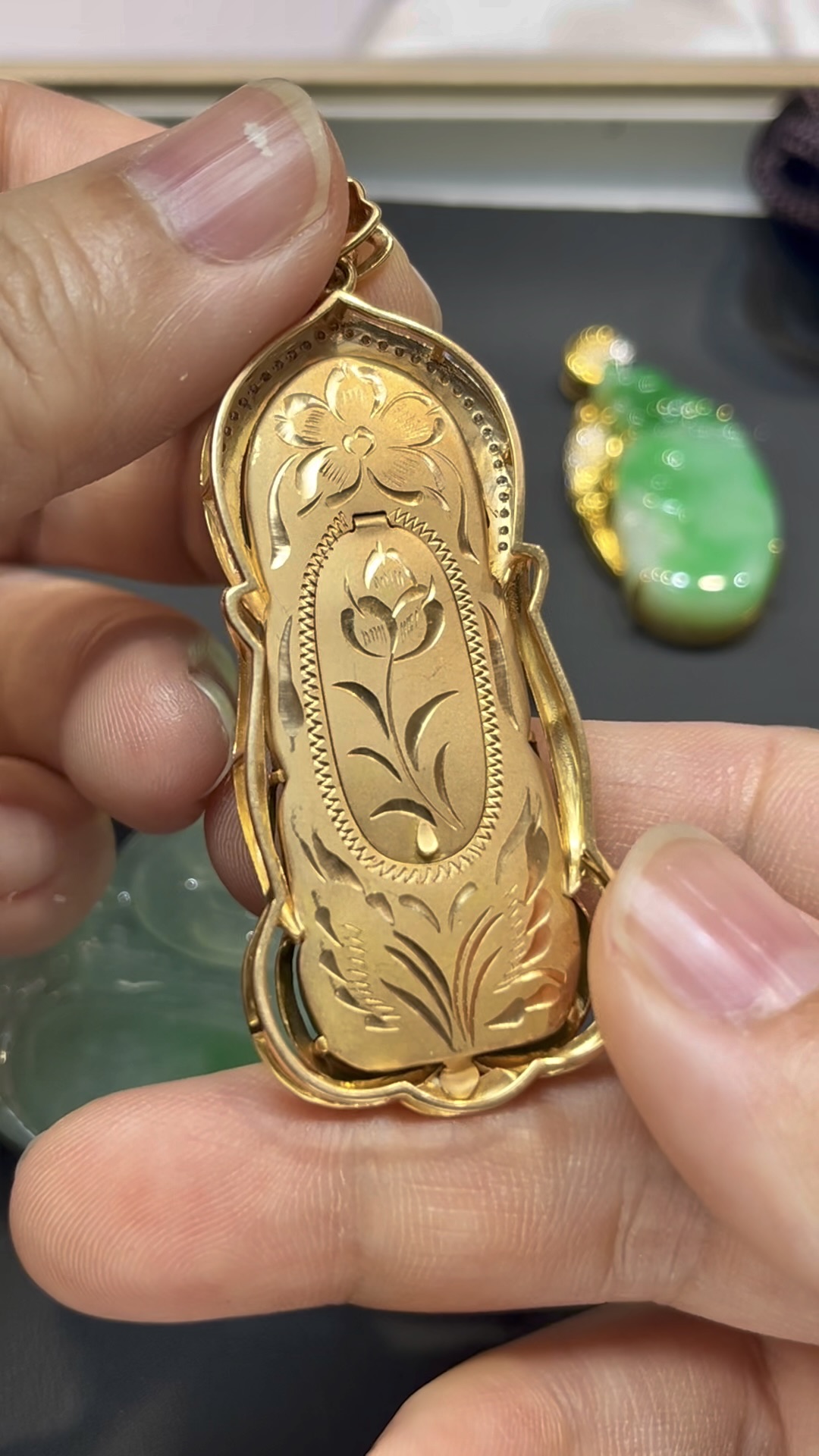翡翠觀音吊墜|滿綠玉料 × 色澤均勻 × 18K黃金重金鑲嵌 × 守護典藏精品|翡翠推薦 #772 7 翡翠觀音吊墜|滿綠玉料 × 色澤均勻 × 18K黃金重金鑲嵌 × 守護典藏精品|翡翠推薦 #772 - Image 7