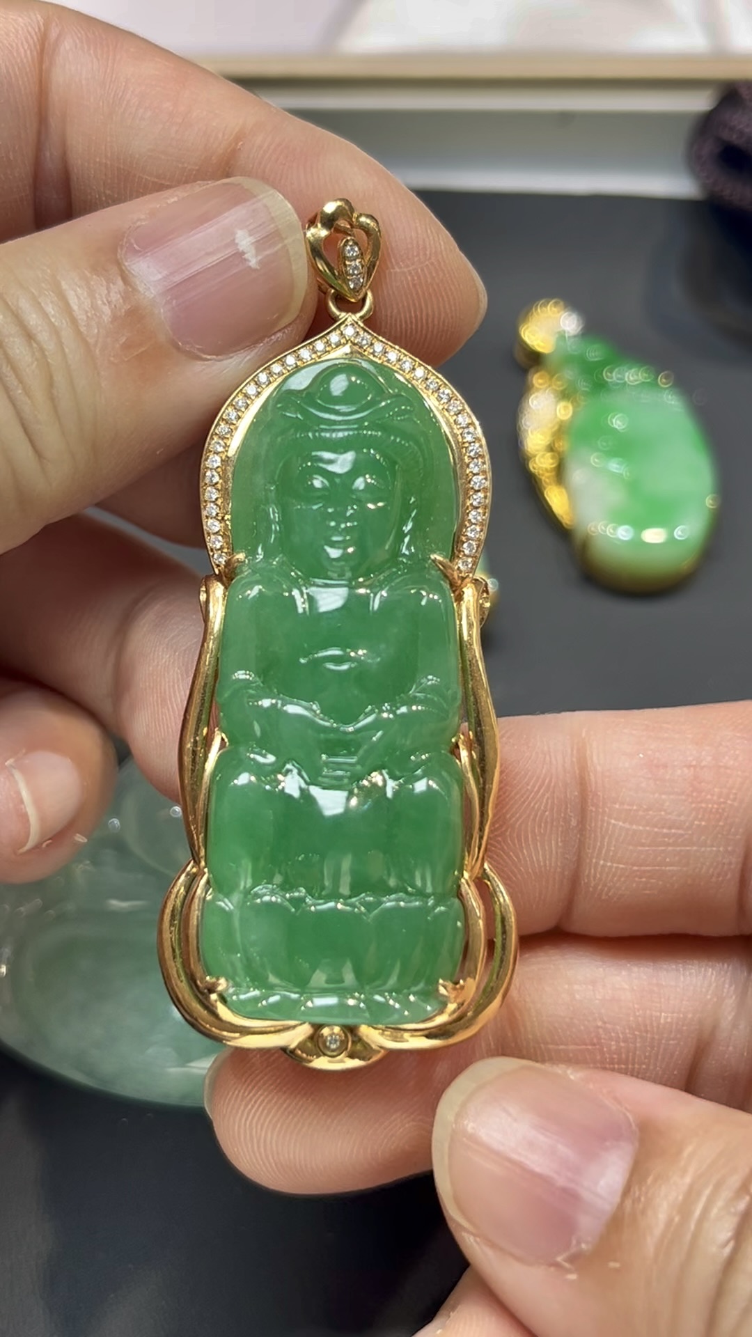 翡翠觀音吊墜|滿綠玉料 × 色澤均勻 × 18K黃金重金鑲嵌 × 守護典藏精品|翡翠推薦 #772 5 翡翠觀音吊墜|滿綠玉料 × 色澤均勻 × 18K黃金重金鑲嵌 × 守護典藏精品|翡翠推薦 #772 - Image 5