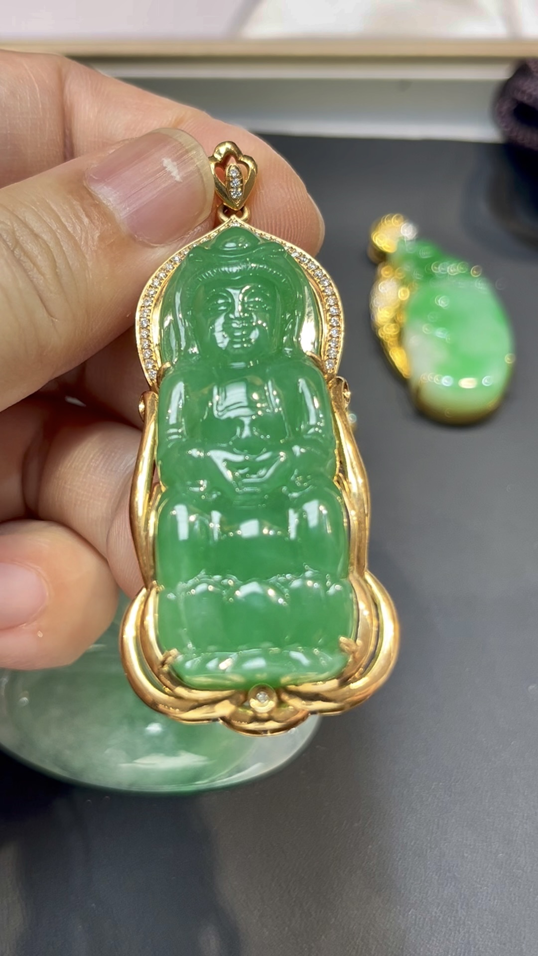 翡翠觀音吊墜|滿綠玉料 × 色澤均勻 × 18K黃金重金鑲嵌 × 守護典藏精品|翡翠推薦 #772 6 翡翠觀音吊墜|滿綠玉料 × 色澤均勻 × 18K黃金重金鑲嵌 × 守護典藏精品|翡翠推薦 #772 - Image 6