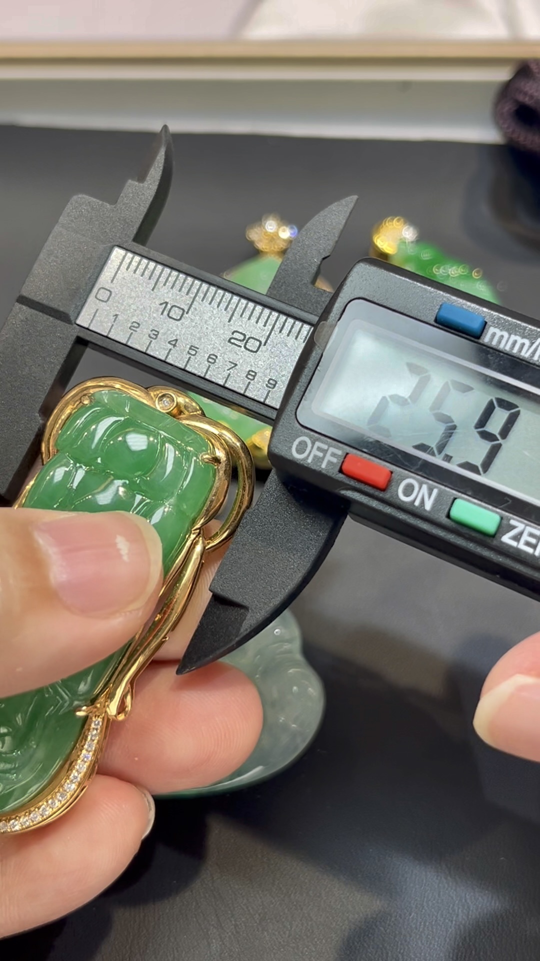 翡翠觀音吊墜|滿綠玉料 × 色澤均勻 × 18K黃金重金鑲嵌 × 守護典藏精品|翡翠推薦 #772 8 翡翠觀音吊墜|滿綠玉料 × 色澤均勻 × 18K黃金重金鑲嵌 × 守護典藏精品|翡翠推薦 #772 - Image 8