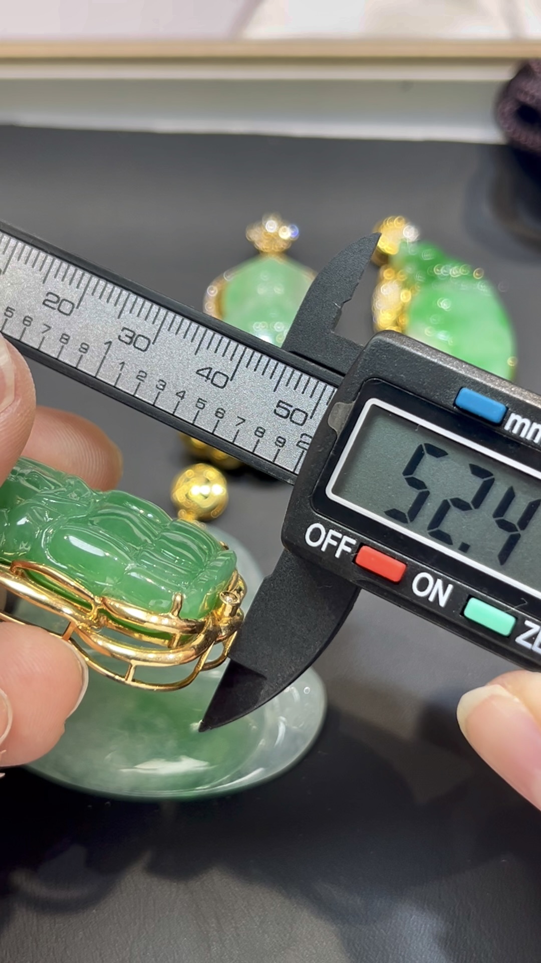 翡翠觀音吊墜|滿綠玉料 × 色澤均勻 × 18K黃金重金鑲嵌 × 守護典藏精品|翡翠推薦 #772 9 翡翠觀音吊墜|滿綠玉料 × 色澤均勻 × 18K黃金重金鑲嵌 × 守護典藏精品|翡翠推薦 #772 - Image 9