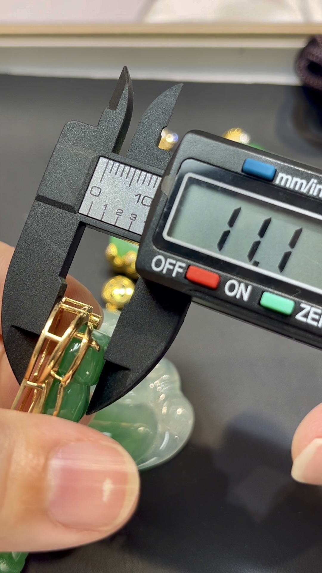 翡翠觀音吊墜|滿綠玉料 × 色澤均勻 × 18K黃金重金鑲嵌 × 守護典藏精品|翡翠推薦 #772 10 翡翠觀音吊墜|滿綠玉料 × 色澤均勻 × 18K黃金重金鑲嵌 × 守護典藏精品|翡翠推薦 #772 - Image 10