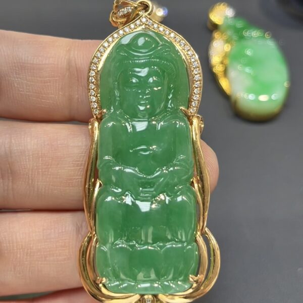 翡翠觀音吊墜｜滿綠玉料 × 色澤均勻 × 18K黃金重金鑲嵌 × 守護典藏精品｜翡翠推薦 #772