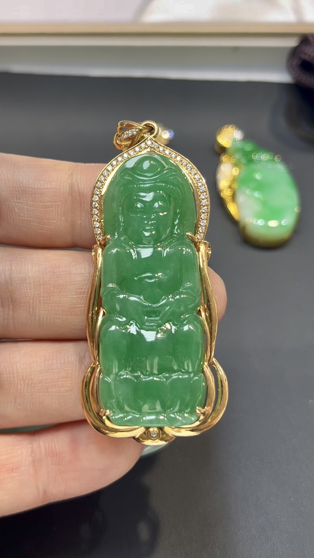 翡翠觀音吊墜|滿綠玉料 × 色澤均勻 × 18K黃金重金鑲嵌 × 守護典藏精品|翡翠推薦 #772 1 翡翠觀音吊墜|滿綠玉料 × 色澤均勻 × 18K黃金重金鑲嵌 × 守護典藏精品|翡翠推薦 #772