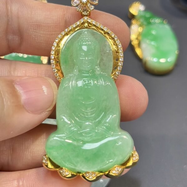 翡翠大日如來吊墜｜淺綠玉料 × 色澤均勻 × 18K黃金鑲嵌 × 安詳莊重 × 正裝守護精品｜翡翠推薦 #773