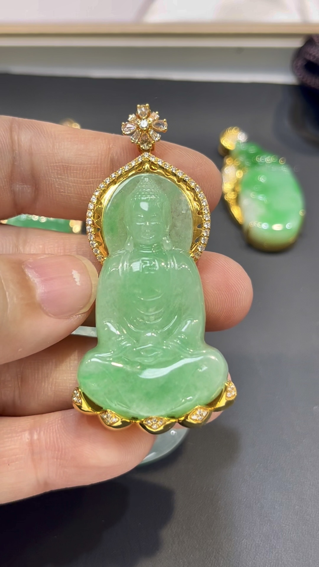 翡翠大日如來吊墜|淺綠玉料 × 色澤均勻 × 18K黃金鑲嵌 × 安詳莊重 × 正裝守護精品|翡翠推薦 #773 1 翡翠大日如來吊墜|淺綠玉料 × 色澤均勻 × 18K黃金鑲嵌 × 安詳莊重 × 正裝守護精品|翡翠推薦 #773