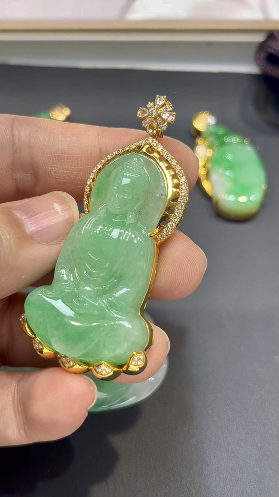翡翠大日如來吊墜|淺綠玉料 × 色澤均勻 × 18K黃金鑲嵌 × 安詳莊重 × 正裝守護精品|翡翠推薦 #773 2 翡翠大日如來吊墜|淺綠玉料 × 色澤均勻 × 18K黃金鑲嵌 × 安詳莊重 × 正裝守護精品|翡翠推薦 #773 - Image 2