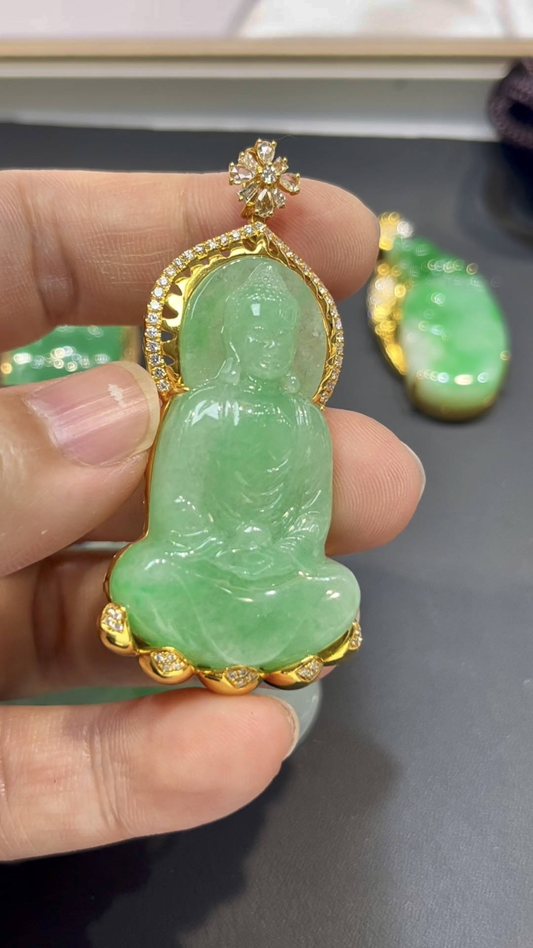翡翠大日如來吊墜|淺綠玉料 × 色澤均勻 × 18K黃金鑲嵌 × 安詳莊重 × 正裝守護精品|翡翠推薦 #773 3 翡翠大日如來吊墜|淺綠玉料 × 色澤均勻 × 18K黃金鑲嵌 × 安詳莊重 × 正裝守護精品|翡翠推薦 #773 - Image 3