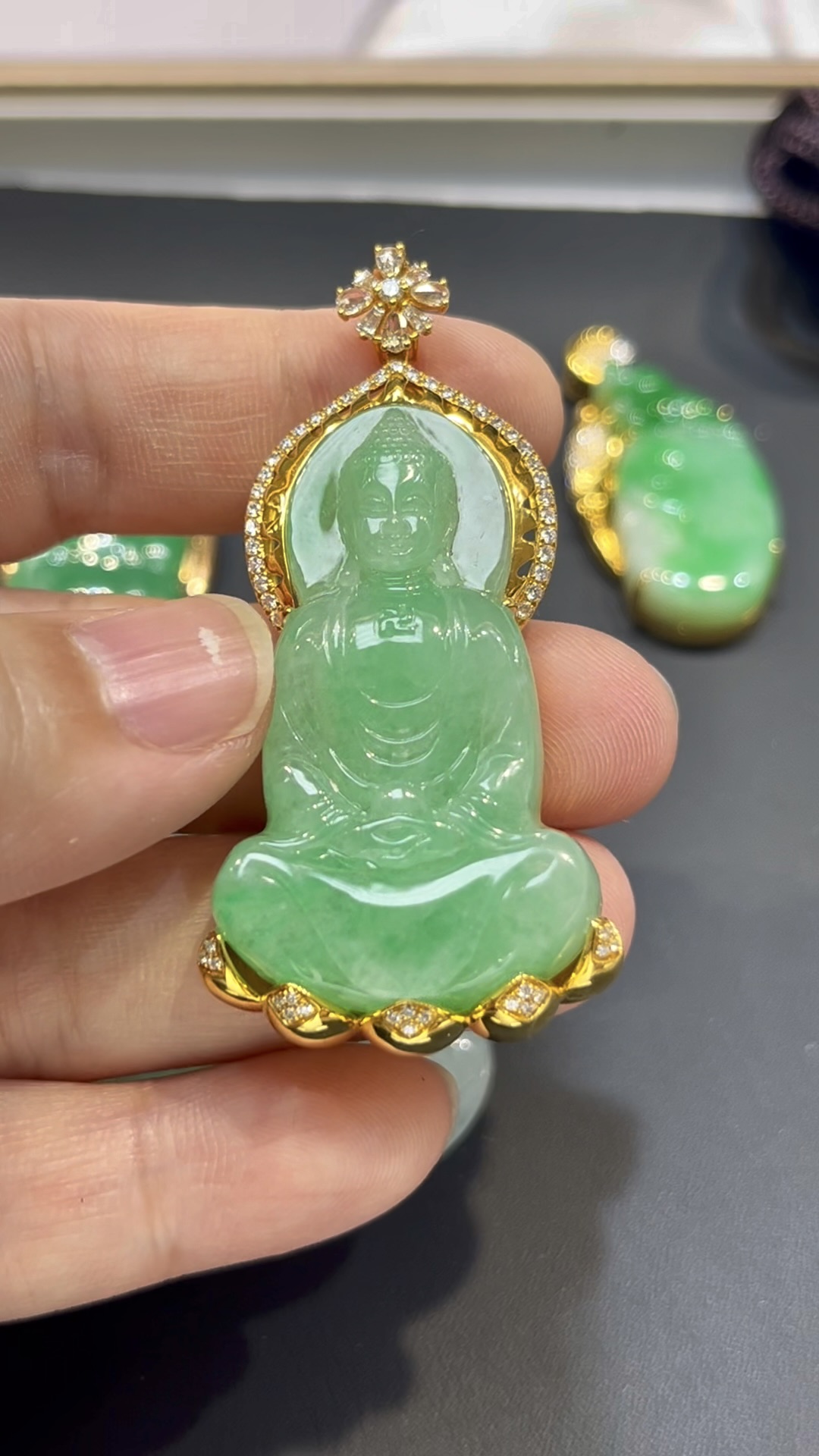 翡翠大日如來吊墜|淺綠玉料 × 色澤均勻 × 18K黃金鑲嵌 × 安詳莊重 × 正裝守護精品|翡翠推薦 #773 4 翡翠大日如來吊墜|淺綠玉料 × 色澤均勻 × 18K黃金鑲嵌 × 安詳莊重 × 正裝守護精品|翡翠推薦 #773 - Image 4