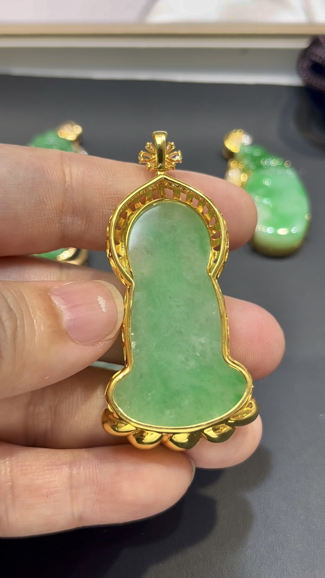 翡翠大日如來吊墜|淺綠玉料 × 色澤均勻 × 18K黃金鑲嵌 × 安詳莊重 × 正裝守護精品|翡翠推薦 #773 7 翡翠大日如來吊墜|淺綠玉料 × 色澤均勻 × 18K黃金鑲嵌 × 安詳莊重 × 正裝守護精品|翡翠推薦 #773 - Image 7
