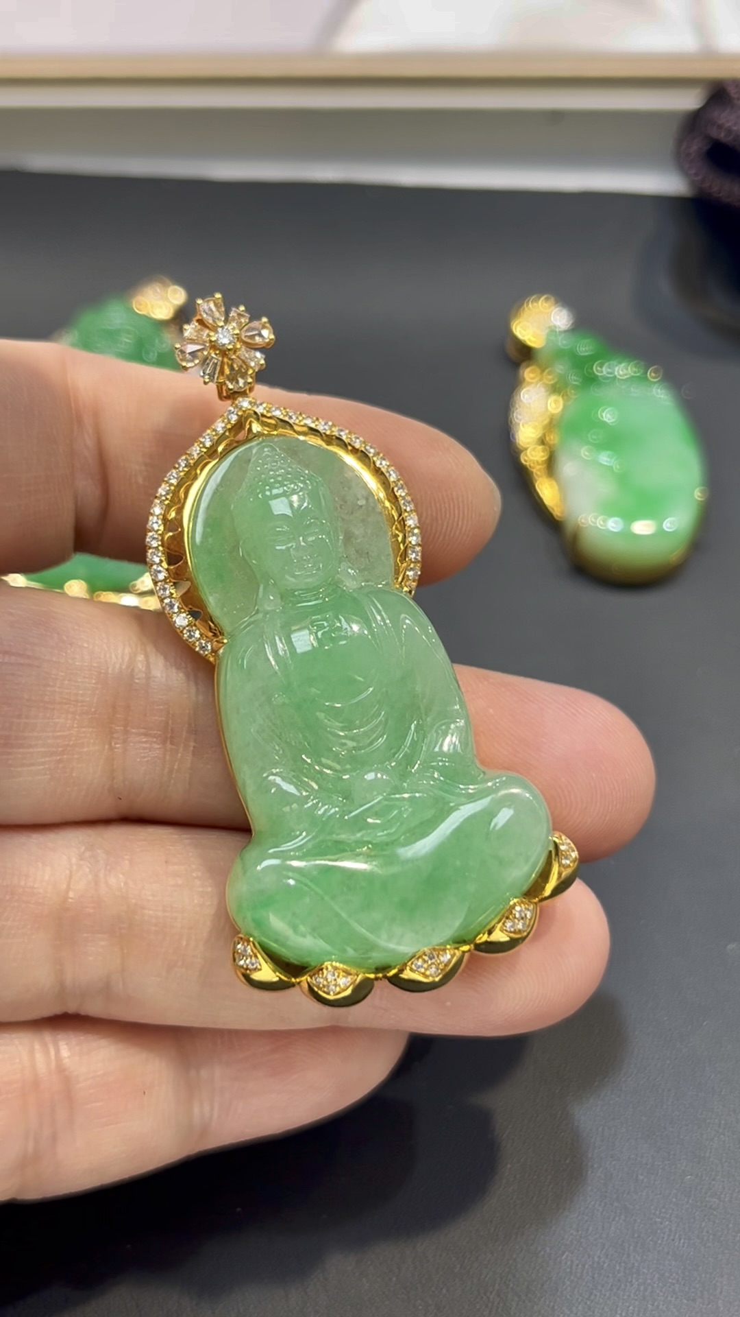 翡翠大日如來吊墜|淺綠玉料 × 色澤均勻 × 18K黃金鑲嵌 × 安詳莊重 × 正裝守護精品|翡翠推薦 #773 5 翡翠大日如來吊墜|淺綠玉料 × 色澤均勻 × 18K黃金鑲嵌 × 安詳莊重 × 正裝守護精品|翡翠推薦 #773 - Image 5