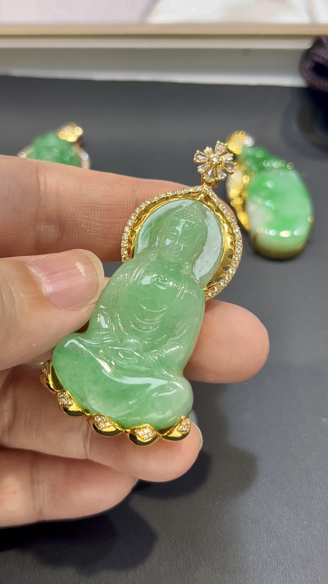 翡翠大日如來吊墜|淺綠玉料 × 色澤均勻 × 18K黃金鑲嵌 × 安詳莊重 × 正裝守護精品|翡翠推薦 #773 6 翡翠大日如來吊墜|淺綠玉料 × 色澤均勻 × 18K黃金鑲嵌 × 安詳莊重 × 正裝守護精品|翡翠推薦 #773 - Image 6