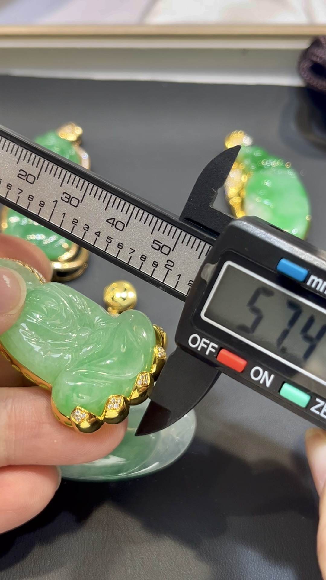 翡翠大日如來吊墜|淺綠玉料 × 色澤均勻 × 18K黃金鑲嵌 × 安詳莊重 × 正裝守護精品|翡翠推薦 #773 8 翡翠大日如來吊墜|淺綠玉料 × 色澤均勻 × 18K黃金鑲嵌 × 安詳莊重 × 正裝守護精品|翡翠推薦 #773 - Image 8