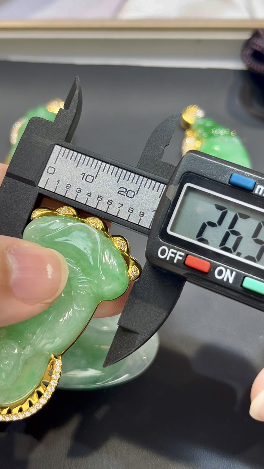 翡翠大日如來吊墜|淺綠玉料 × 色澤均勻 × 18K黃金鑲嵌 × 安詳莊重 × 正裝守護精品|翡翠推薦 #773 9 翡翠大日如來吊墜|淺綠玉料 × 色澤均勻 × 18K黃金鑲嵌 × 安詳莊重 × 正裝守護精品|翡翠推薦 #773 - Image 9