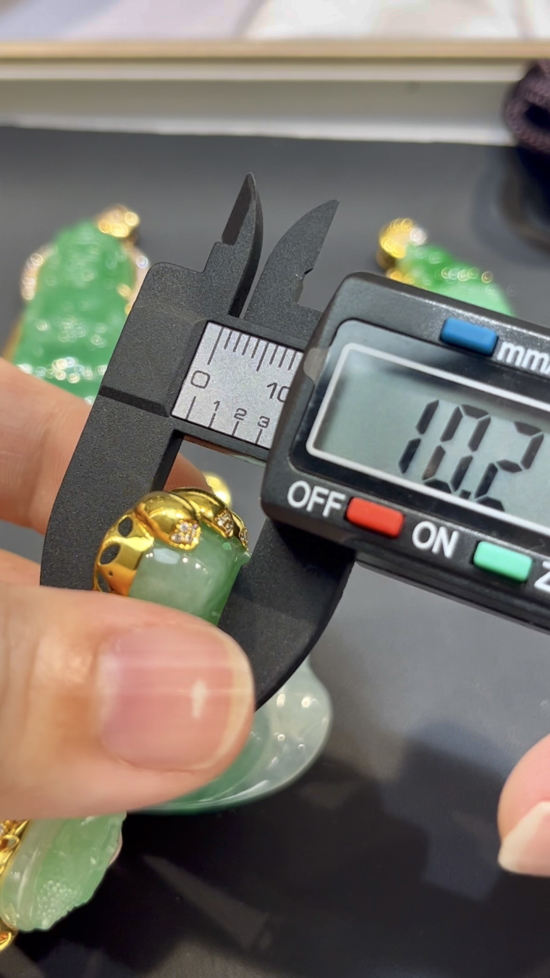 翡翠大日如來吊墜|淺綠玉料 × 色澤均勻 × 18K黃金鑲嵌 × 安詳莊重 × 正裝守護精品|翡翠推薦 #773 10 翡翠大日如來吊墜|淺綠玉料 × 色澤均勻 × 18K黃金鑲嵌 × 安詳莊重 × 正裝守護精品|翡翠推薦 #773 - Image 10