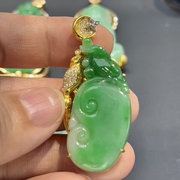 翡翠如意吊墜｜陽綠玉料 × 俏色喜鵲 × 18K黃金鑲嵌 × 雙喜臨門設計 × 吉祥精品推薦 #774