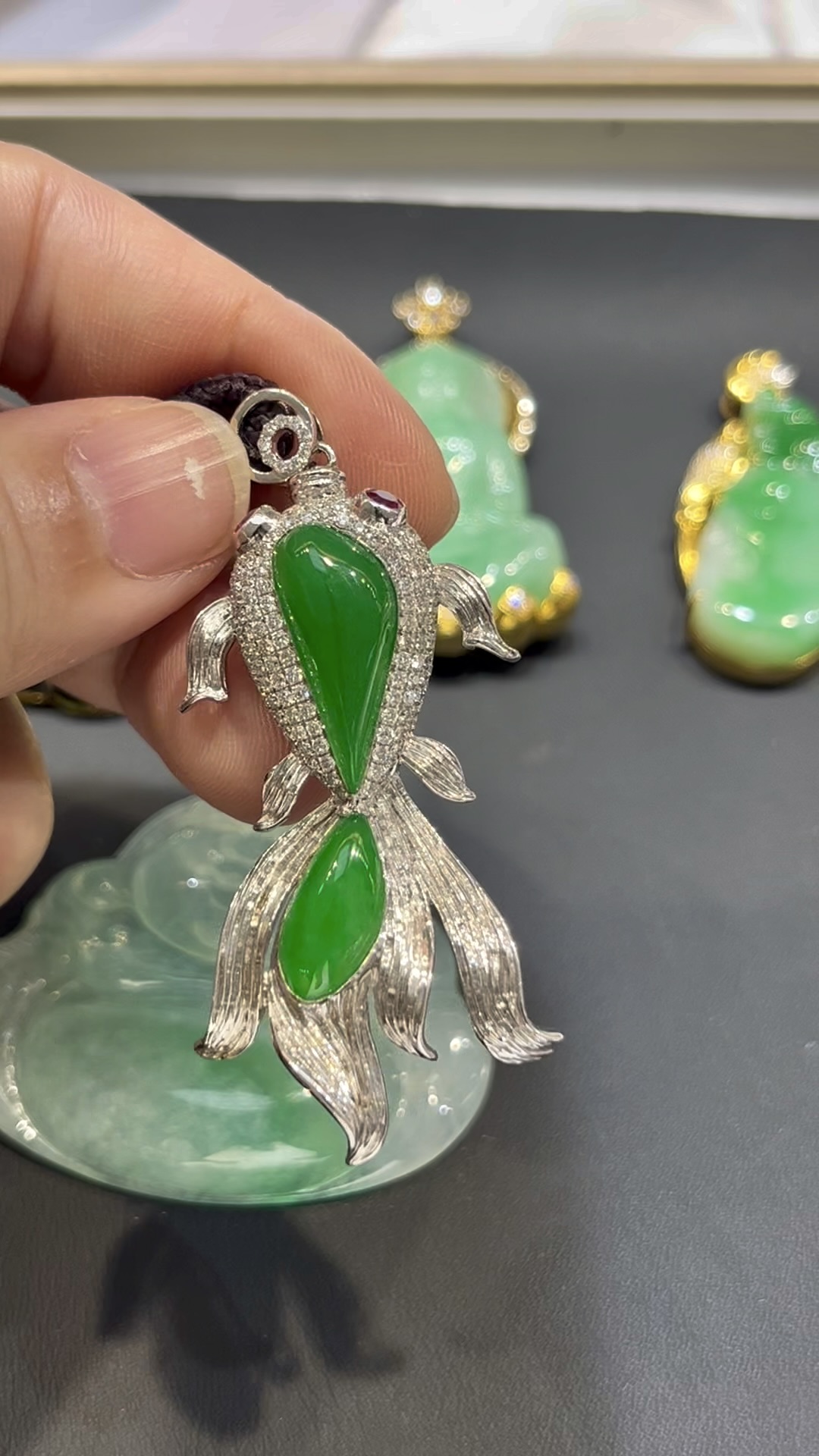 翡翠金魚吊墜|隨影主石 × 18K白金重金鑲嵌 × 鑽石金魚造型 × 富貴靈動精品|翡翠推薦 #775 2 翡翠金魚吊墜|隨影主石 × 18K白金重金鑲嵌 × 鑽石金魚造型 × 富貴靈動精品|翡翠推薦 #775 - Image 2
