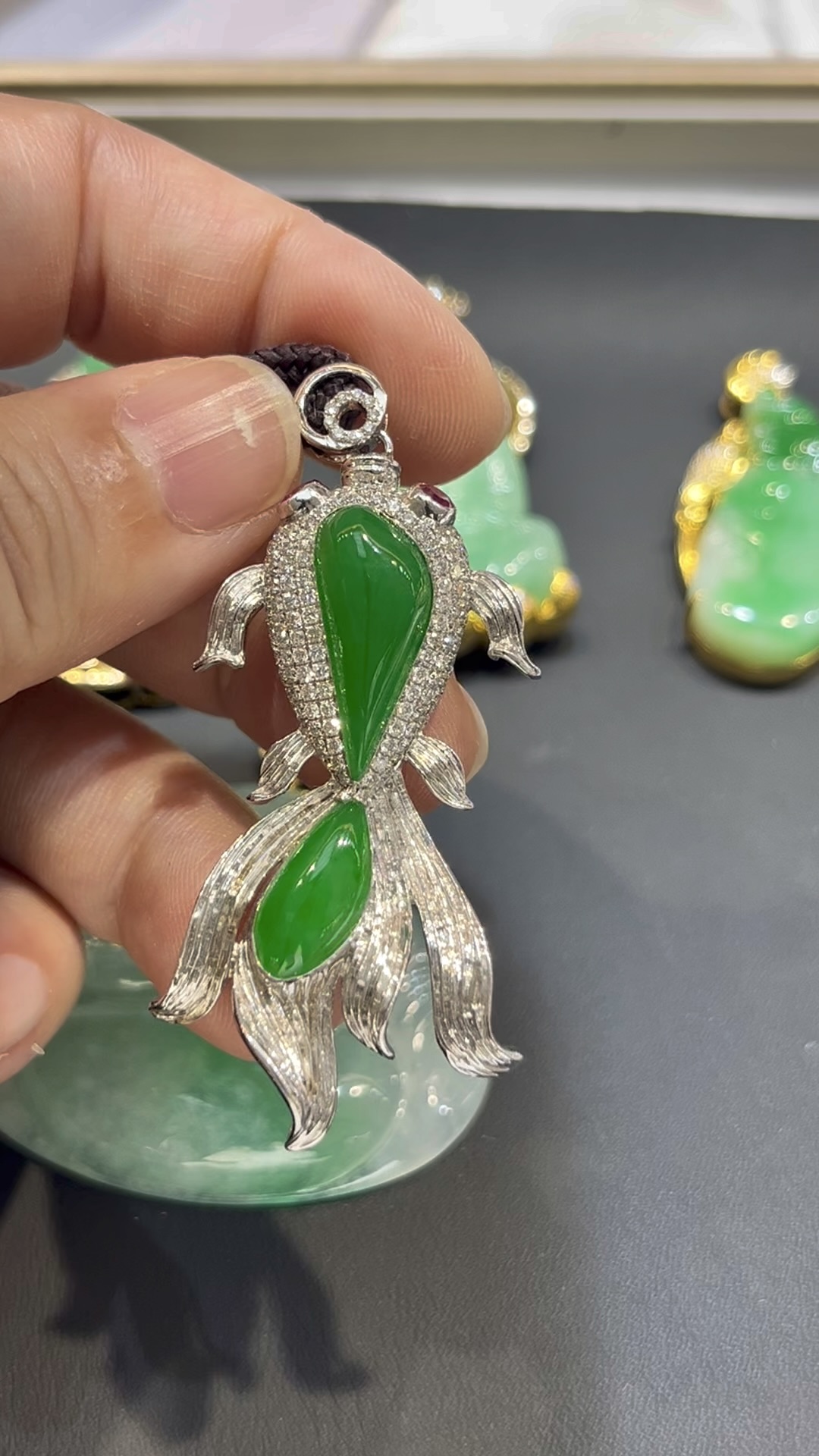 翡翠金魚吊墜|隨影主石 × 18K白金重金鑲嵌 × 鑽石金魚造型 × 富貴靈動精品|翡翠推薦 #775 3 翡翠金魚吊墜|隨影主石 × 18K白金重金鑲嵌 × 鑽石金魚造型 × 富貴靈動精品|翡翠推薦 #775 - Image 3