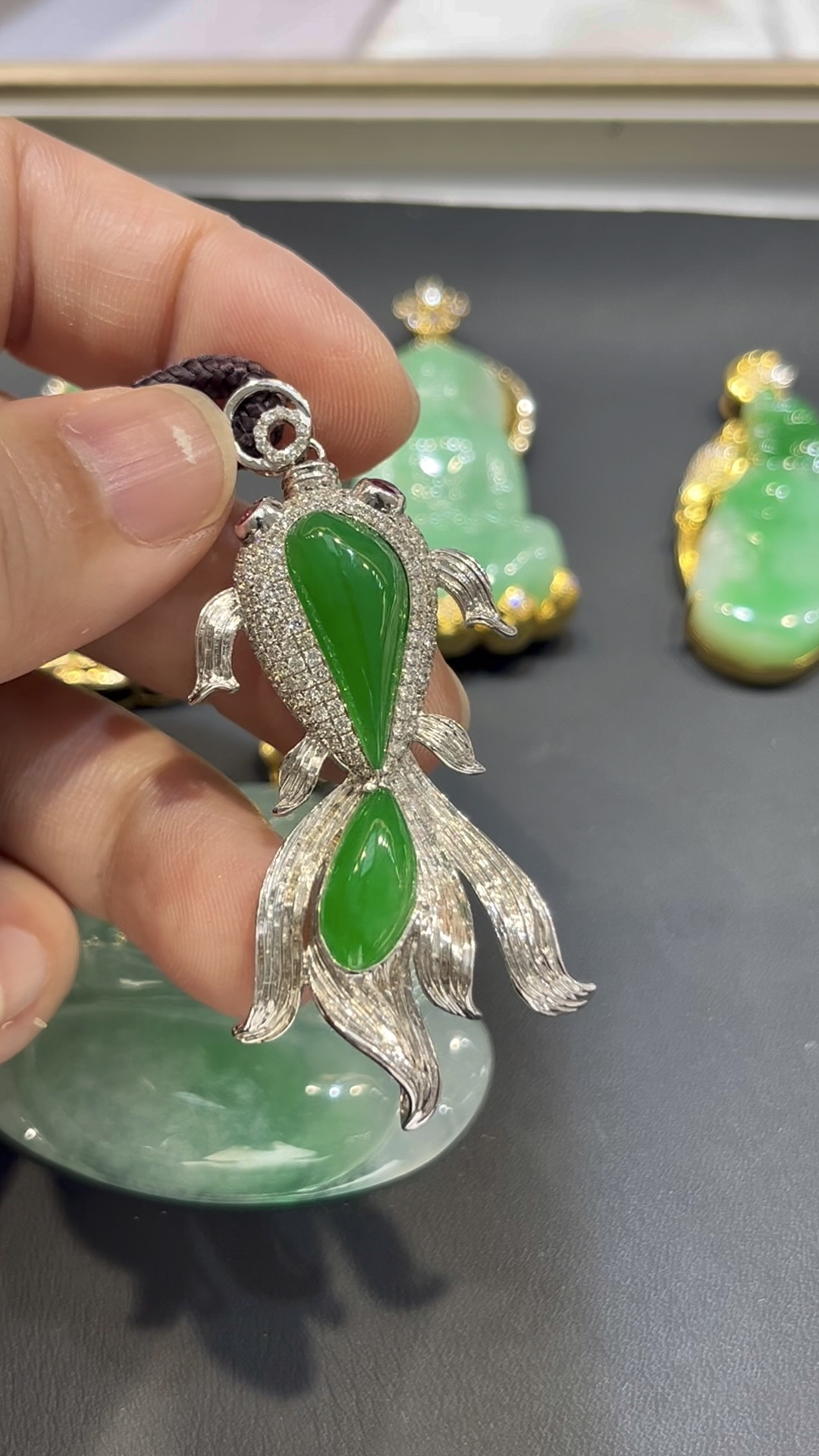 翡翠金魚吊墜|隨影主石 × 18K白金重金鑲嵌 × 鑽石金魚造型 × 富貴靈動精品|翡翠推薦 #775 4 翡翠金魚吊墜|隨影主石 × 18K白金重金鑲嵌 × 鑽石金魚造型 × 富貴靈動精品|翡翠推薦 #775 - Image 4