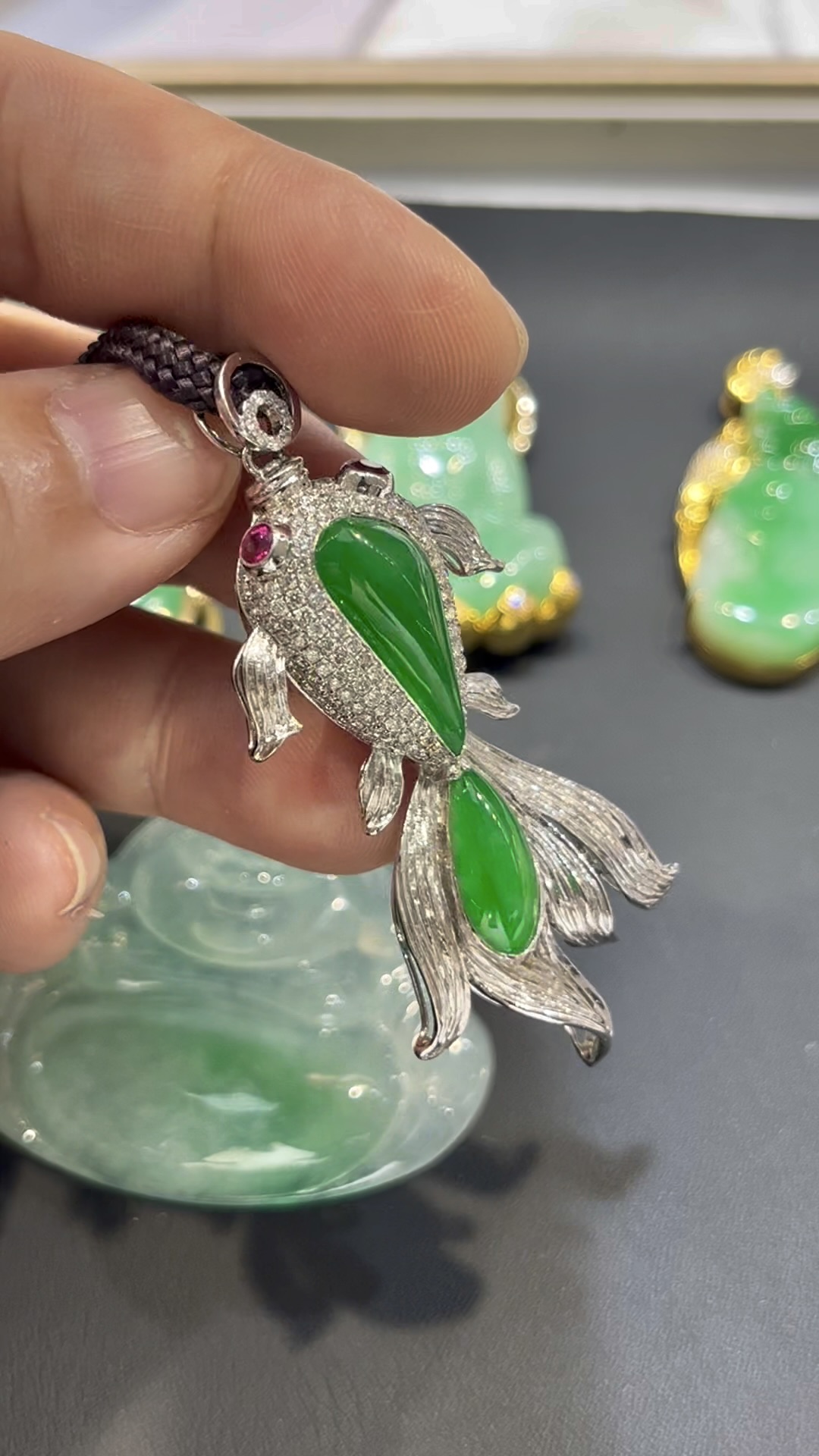 翡翠金魚吊墜|隨影主石 × 18K白金重金鑲嵌 × 鑽石金魚造型 × 富貴靈動精品|翡翠推薦 #775 5 翡翠金魚吊墜|隨影主石 × 18K白金重金鑲嵌 × 鑽石金魚造型 × 富貴靈動精品|翡翠推薦 #775 - Image 5